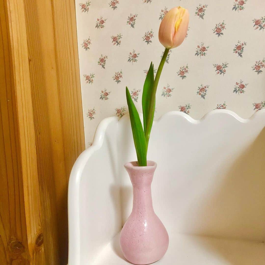 高橋優里花のインスタグラム：「忘れた頃に届くのよね嬉しい！ お皿に続き、陶芸教室で作った花瓶🌷 上手に作れました！✌︎  #陶芸教室　#お教室　#お花　#フラワー　#Flower #花瓶　#壺　#陶芸　#陶芸作品　#陶芸体験」
