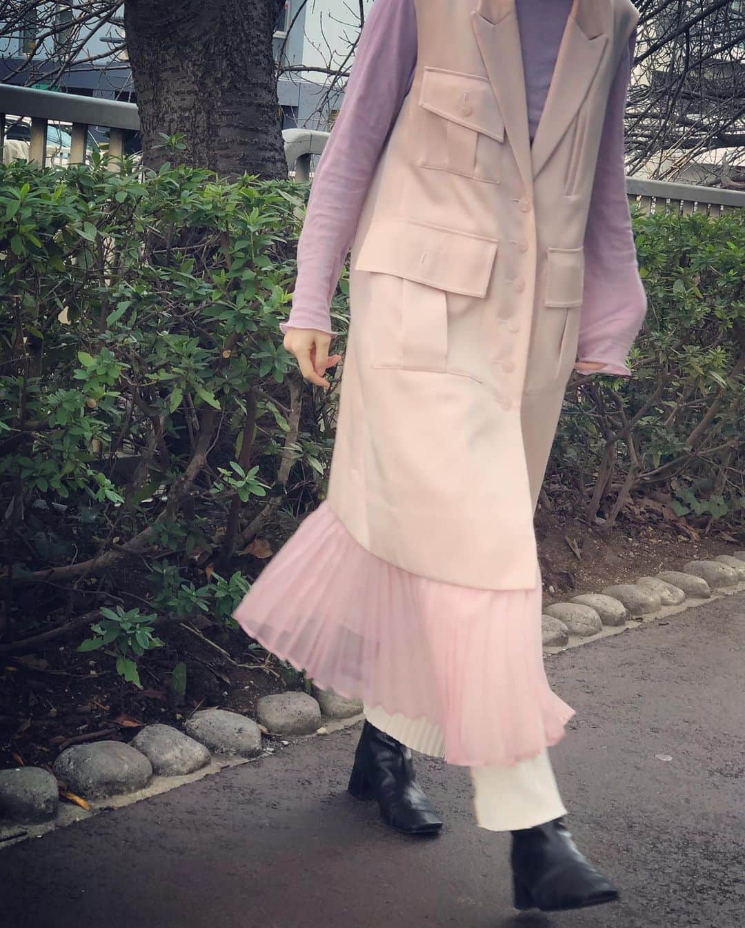 犬山紙子さんのインスタグラム写真 - (犬山紙子Instagram)「金曜スッキリで着たピンクのノースリーブジャケットは実は裾のプリーツが可愛いのだけどリモートなのでもちろん映らなかった😭 @tarohoriuchi」2月21日 15時17分 - inuyamakamiko