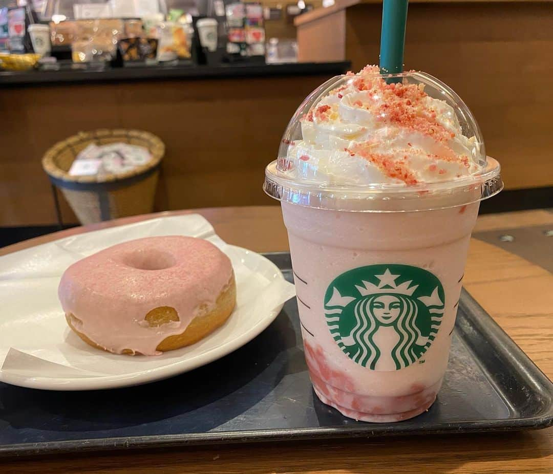 石榑亜紀子のインスタグラム：「心が華やいだ スタバの新作フラペチーノ☺️🌸  結構寒い日に飲んじゃいましたが きょうみたいな春らしい日に また飲みたい🥤  ドーナツも桜色🍩🌸  きょうは7キロラン あったかすぎて腕まくりランでした🏃‍♀️ 迷ったけど、、半袖でいけましたね👚  #starbucks #starbuckscoffee #スターバックス #スターバックスコーヒー #スタバ #春色 #スタバ新作 #スタバ新作フラペチーノ #フラペチーノ #さくら #桜色 #さくらフラペチーノ #さくらふわりベリーフラペチーノ #カフェ #カフェ巡り #カフェ好きな人と繋がりたい #カフェスタグラム #ランニング #ランナー #ランニング好きな人と繋がりたい #走る気象予報士 #ランニング部 #男の子ママ」