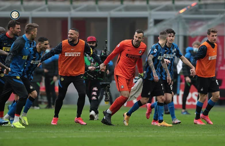 ダニーロ・ダンブロージオさんのインスタグラム写真 - (ダニーロ・ダンブロージオInstagram)「Milano è nerazzurra!! 🖤💙 @Inter  #inter #forzainter #amala #milaninter #seriea #derbymilano」2月22日 2時11分 - danilodambrosioreal