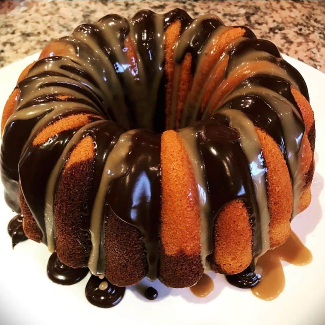 ナイジェラ・ローソンさんのインスタグラム写真 - (ナイジェラ・ローソンInstagram)「Meanwhile, over on @foodim, this rather fantabulous photograph by @1gsg of  her Chocolate Cake with Dark Chocolate and Toffee Drip is #postoftheweek. The recipe is from Everyday Bakes to Showstopper Cakes by @michturnerlvcc」2月22日 2時13分 - nigellalawson
