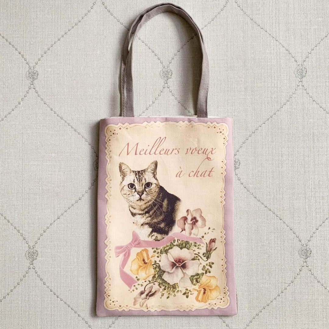 クマ・マロン・モモのインスタグラム：「#Creema猫の日  新作アップしました。  Meilleurs voeux à chat〜  世界中の猫たちが、幸せに暮らせますように💝  #CHOCOKUMARON #猫 #cat #ねこ #catstagram #ilovecats  #猫の日 #creema」