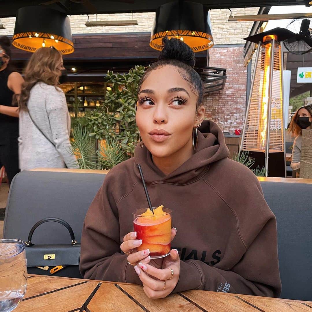 ジョーディン・ウッズのインスタグラム：「Peach Bellini me please 😋」