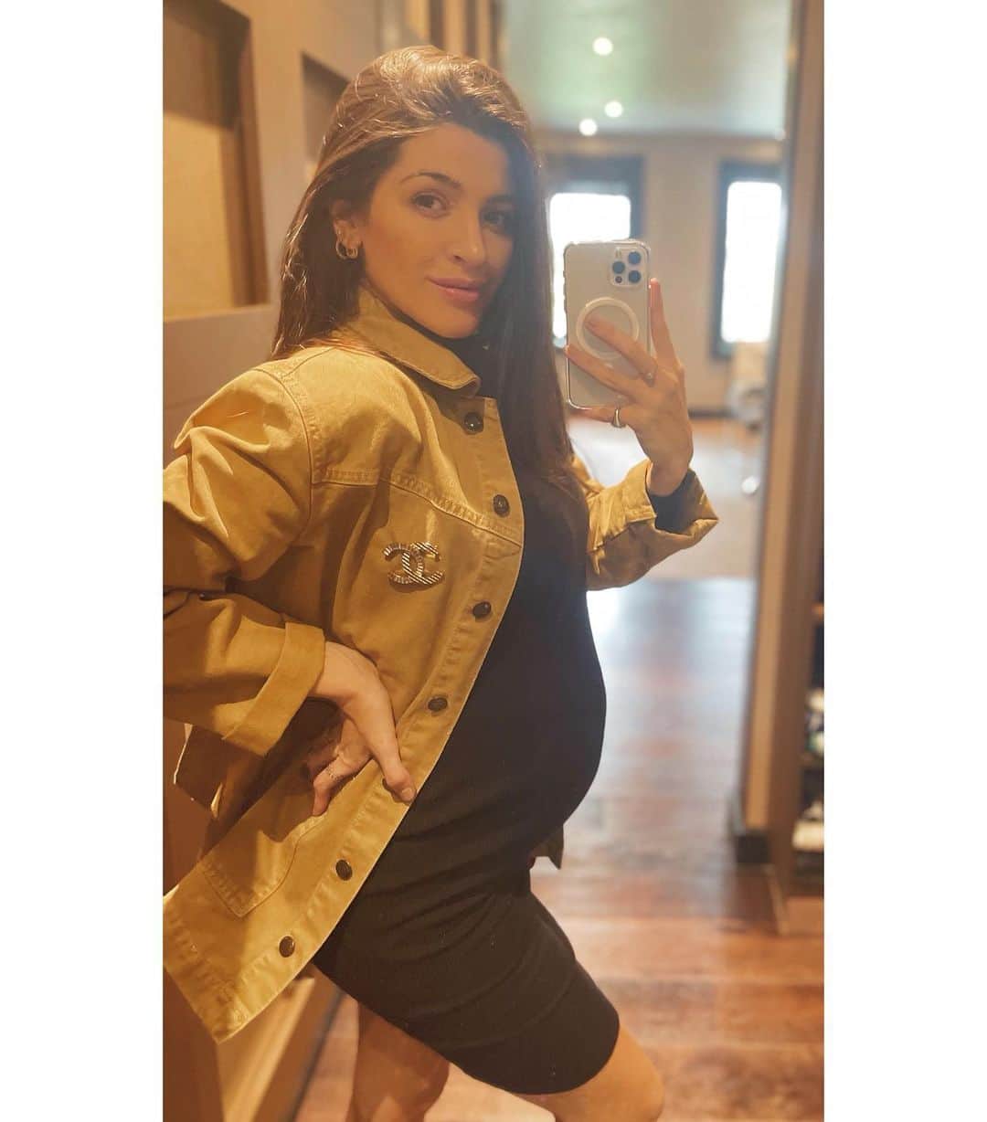 ナタリア・ベッカーのインスタグラム：「28 semanas! Se for como os irmãos, em 10 semanas nasce o nosso terceiro presente de Deus ❤️ #countdown #3rdpregnancy #28weeks」
