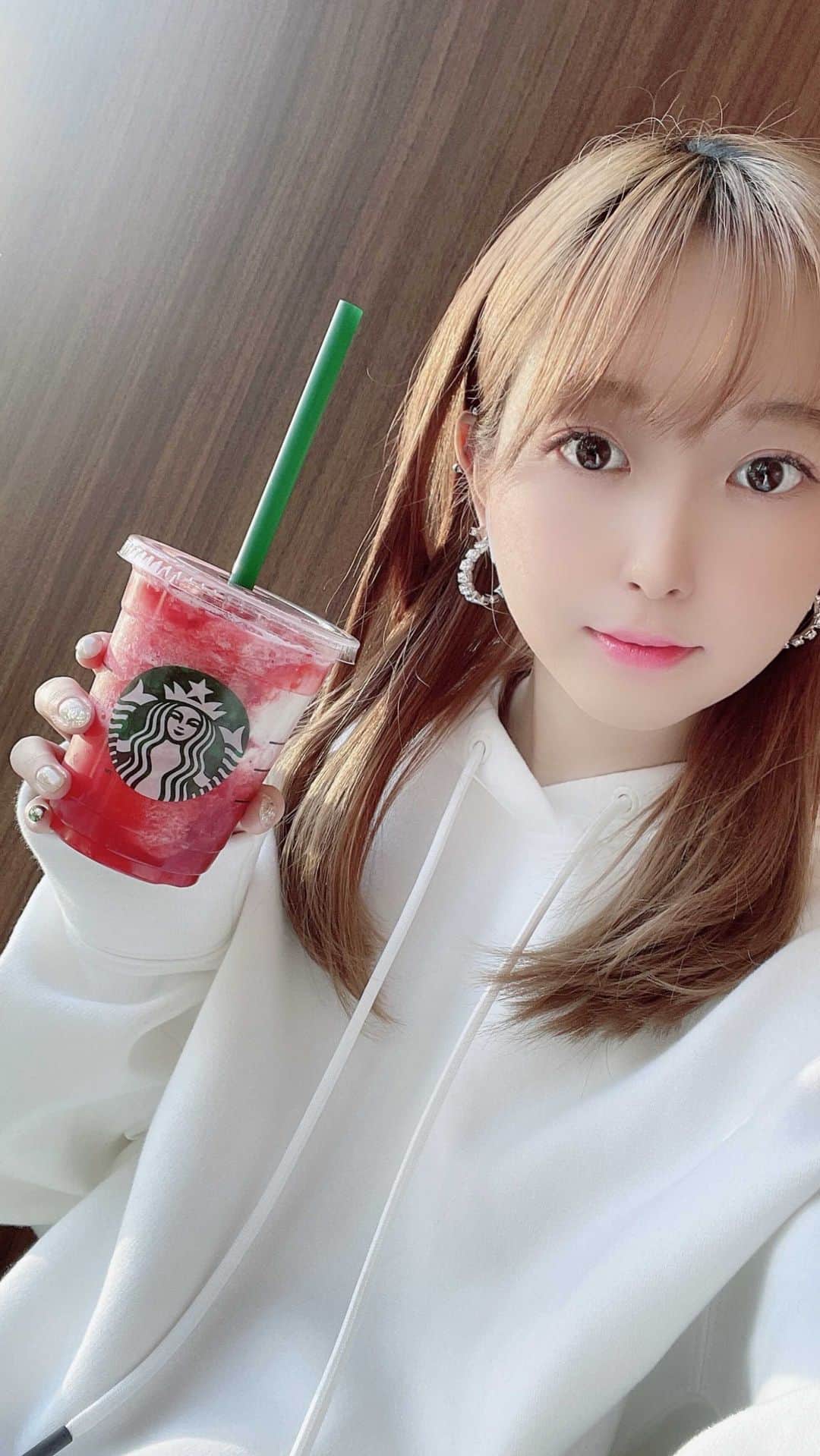 大崎菜々子のインスタグラム：「STARBUCKS® TEAVANA™  ストロベリー&パッションティーフラペチーノ🍓  フルーツの酸味が美味しいフラペチーノ✨  @starbucks_j  #スタバ大好き #starbucks #ティバーナ #今日のおやつ #teavana #teatime  #横浜美少女図鑑 @bishoujozukan_official #ラジオパーソナリティー #我的最愛  #fashiongram #좋아요 #팔로우미 #오오티디  #패션  #패션스타그램#셀피 #셀카 #셀스타그램 #calvinklein  #model #cosplayer #l4l #girl  #cute#instagood #色白女子 #ブルベ夏  #makeup #cosmetics」