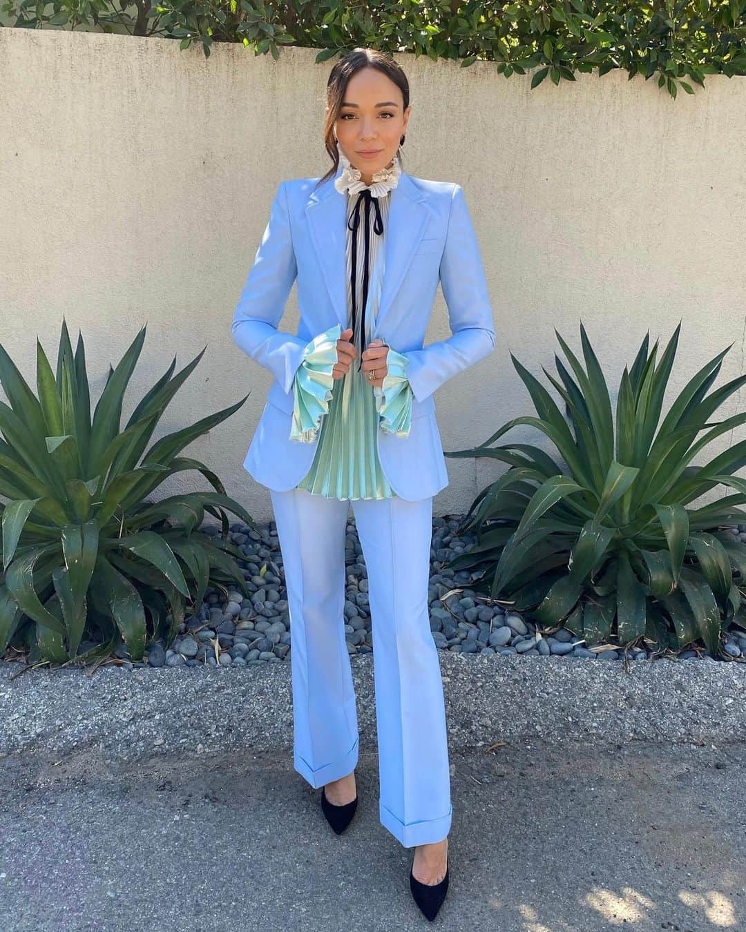 ソフィー・ロペスさんのインスタグラム写真 - (ソフィー・ロペスInstagram)「#AshleyMadekwe in @philosophyofficial 💙 @countylinesfilm」2月22日 0時54分 - sophielopez