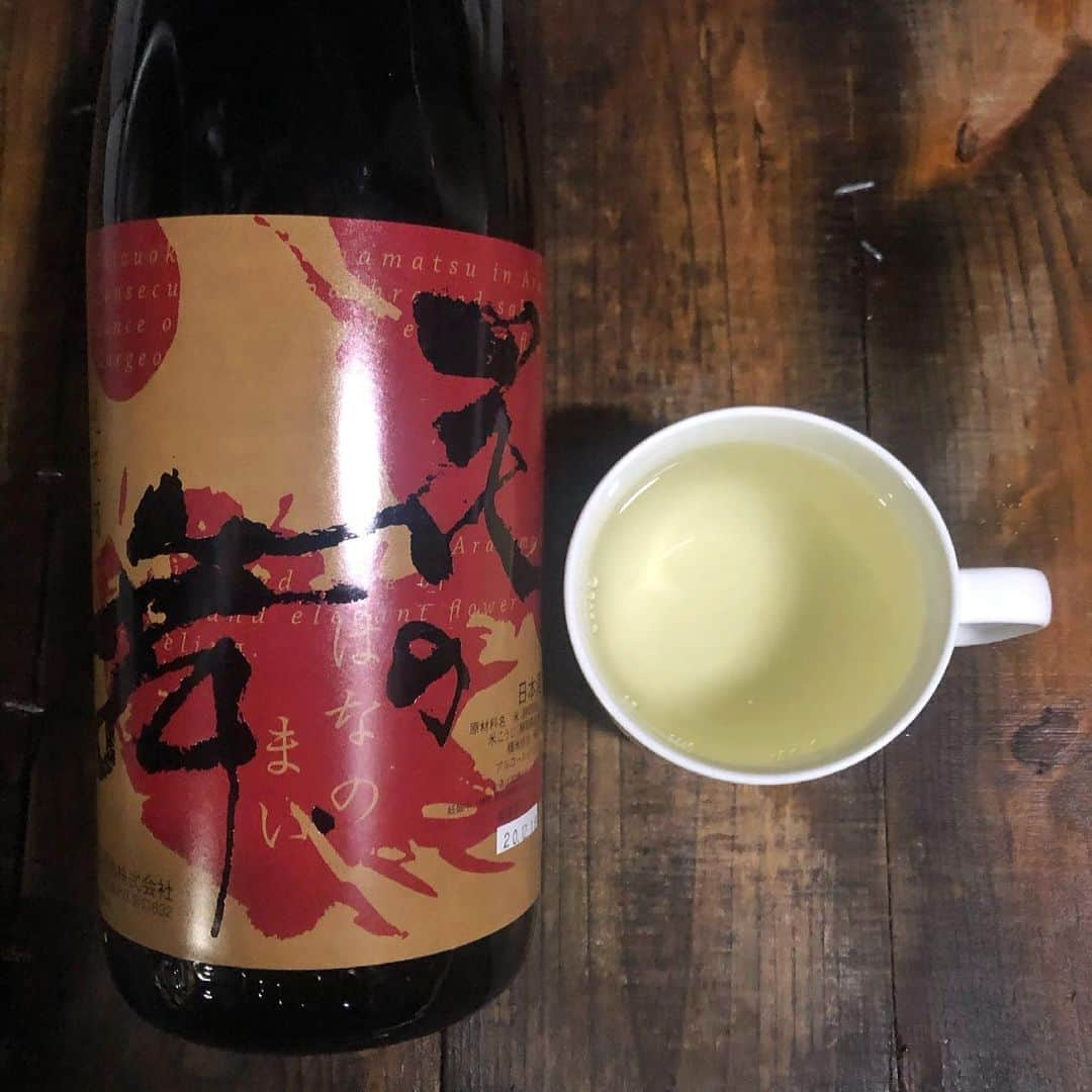 直樹 加藤のインスタグラム：「.. 毎日日本酒の熱燗を呑んでます。  今じゃ、美味しいから呑んでるんですが、元々は、そんなに好きな酒では無かったんですよね。  日本酒より焼酎でしたかね。  でも、加齢により、身体に優しいのを選ぶ様になったのか、度数の低いお酒を好む様になりました。  今夜のお供は、静岡の銘酒、花の舞純米。  静岡のお酒って、あんまり目にする事、無いですが、花の舞は、ホント美味しいです。  静岡のお酒で、レアなのは、と言うと、磯自慢が有名ですね。  この花の舞純米も、派手すぎない香りと味わいの酒質で、飲み疲れしないのが好感です。  熱燗から温度が下がり始めた瞬間にじんわりと前に出てくる米の旨味が、オッサンの胃袋を優しく満たします。  燗酒、ホント美味いです。  50代になって、益々好きになってます。  #大文字屋加藤酒店 #西七条 #梅小路 #日本酒 #花の舞 #熱燗」