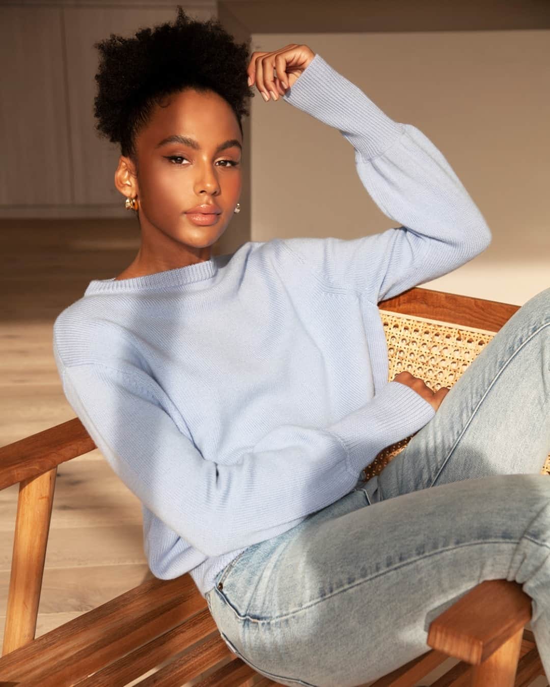 クーカイのインスタグラム：「Blue Obsession avec le pull Autumn 💙  On craque pour sa matière 100% laine mérinos, ses manches resserrées et ses finitions côtelées. Vous aimez ?  #newco #kookai #PE21」