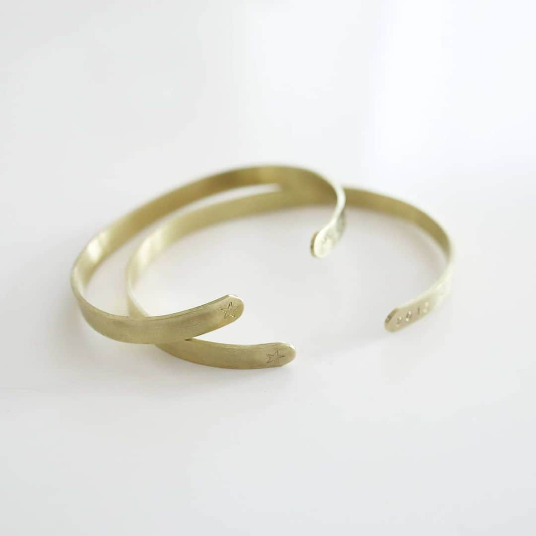 joueri accessory by Eri Sato(@satoeri626)のインスタグラム：「plain bangle Ⅱ 先日頂いたオーダー品です ご結婚の記念日おめでとうございました💛 · · · #joueri#アクセサリー#バングル#真鍮#カジュアルコーデ #ハンドメイドアクセサリー#fashion#ootd#outfit#code#coordinate#style#ファッション#コーディネート#コーデ#プチプラ#locari#partegram#カジュアル#お洒落さんと繋がりたい#コピス吉祥寺#ルミネウィング#大船#湘南平塚#池袋パルコ」