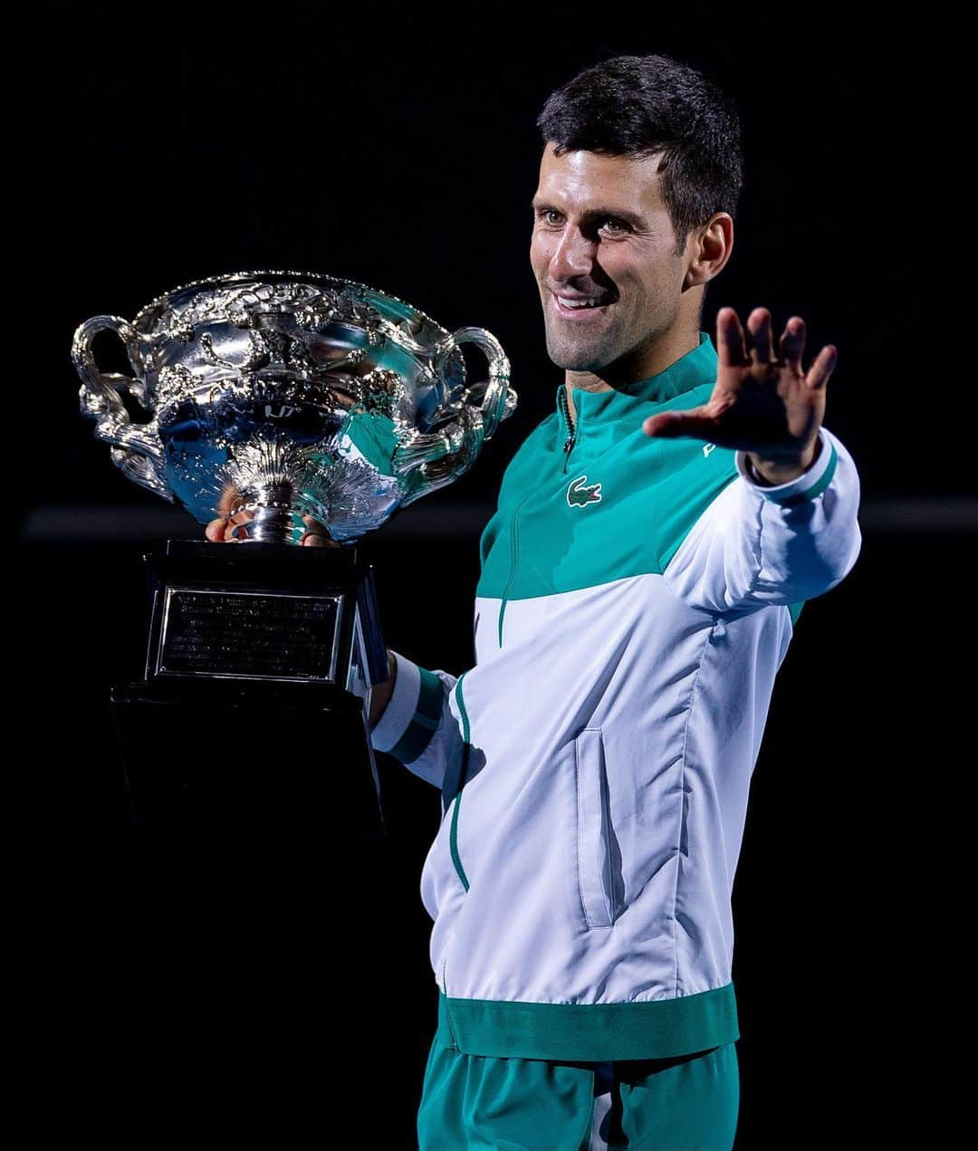 Just Jaredさんのインスタグラム写真 - (Just JaredInstagram)「@djokernole (#NovakDjokovic) wins the 2021 #AustralianOpen, marking his ninth Australian Open title and 18th Grand Slam title. He is now behind just two players for the all-time record. Tap this picture in the LINK IN BIO for more details. Photo: Getty」2月22日 1時02分 - justjared