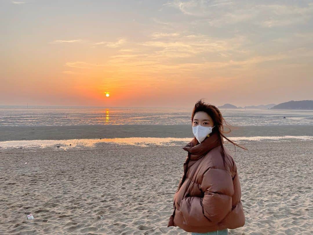 ソジン のインスタグラム：「🌗낮과 밤 사이,」