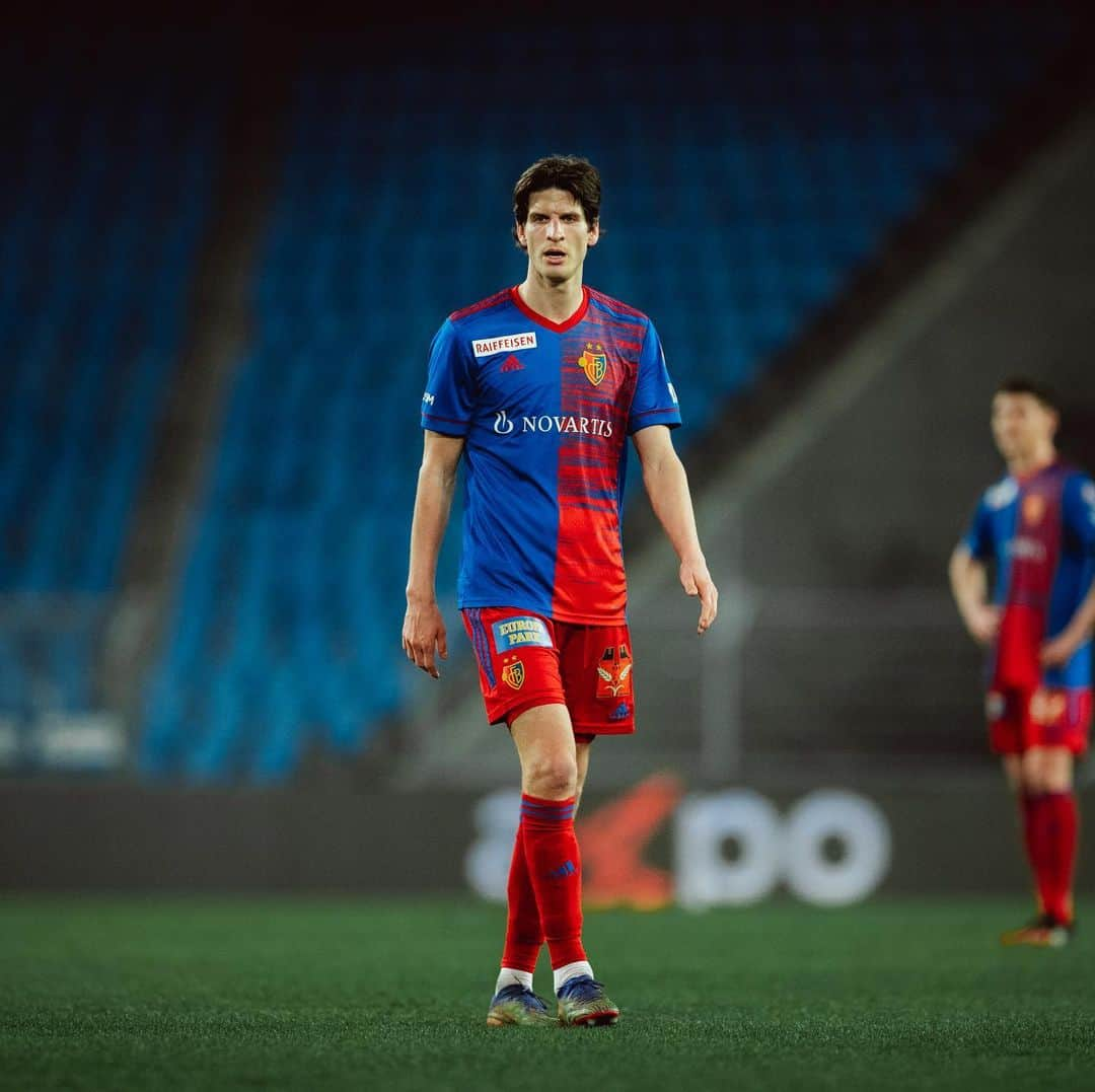 ティム・クローゼさんのインスタグラム写真 - (ティム・クローゼInstagram)「🔴🔵 zämme!  #tk17 #fcbasel1893 #instkräss」2月22日 1時08分 - timm_klose_gt