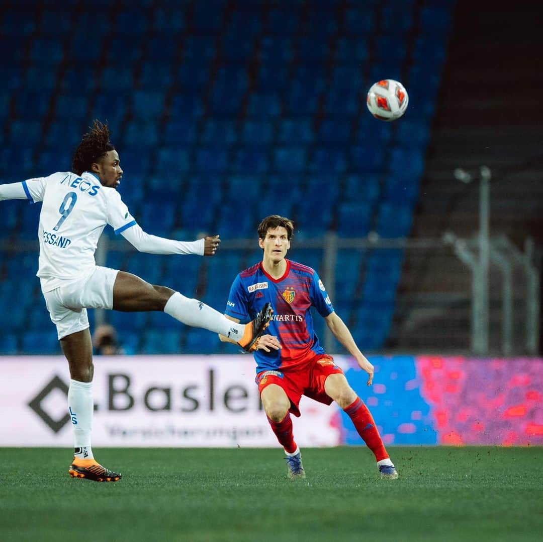 ティム・クローゼのインスタグラム：「🔴🔵 zämme!  #tk17 #fcbasel1893 #instkräss」