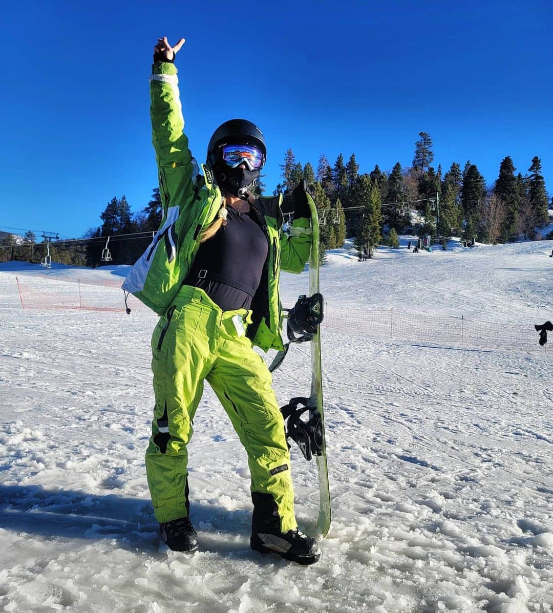 Nikki Leighさんのインスタグラム写真 - (Nikki LeighInstagram)「Feels good to be back,  and by that I mean sore🏂⚡😝」2月22日 1時08分 - missnikkileigh