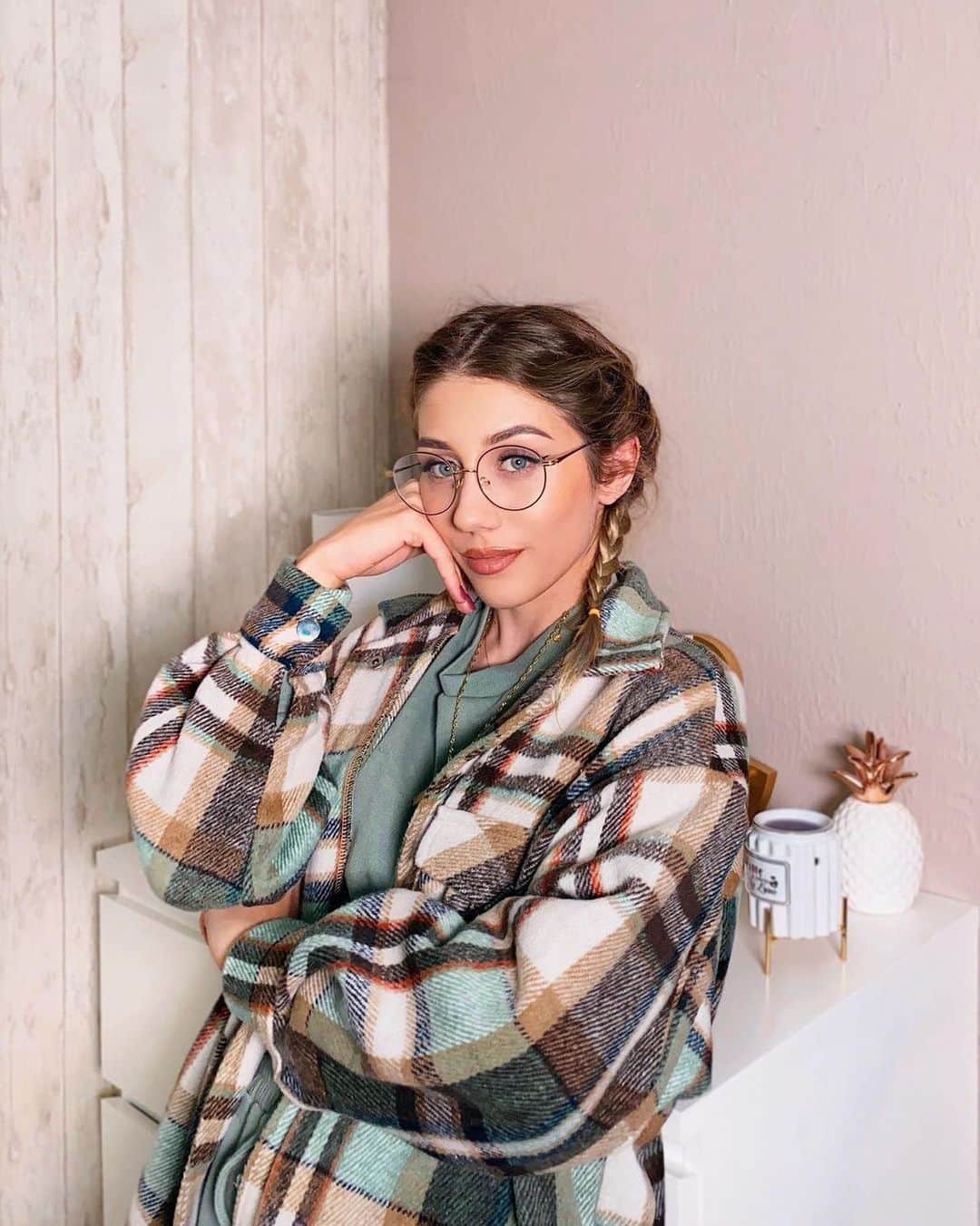 SHEINのインスタグラム：「Pretty in plaid 🤍🪐 @arawert  Shop Item #: 1600806  #SHEINgals #SHEINstyle #SHEINSS21 #plaidseason」