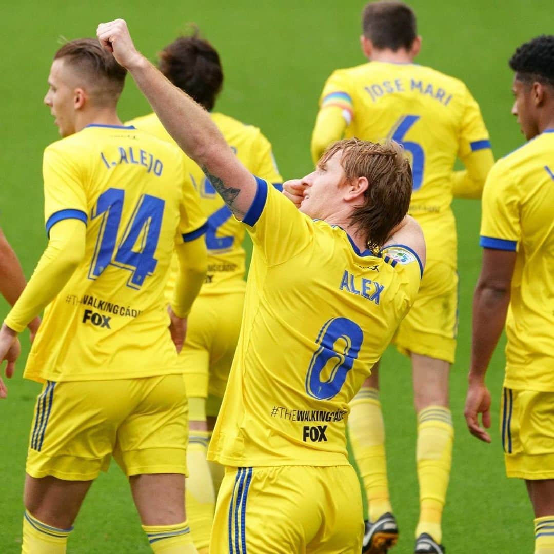 アレハンドロ・フェルナンデス・イグレシアスのインスタグラム：「Somos un gran equipo, una gran familia... NUNCA nos deis por muertos!! 💛💙 CÁDIZ   #Elarquero #AF8 #Myteam #Myfamily」