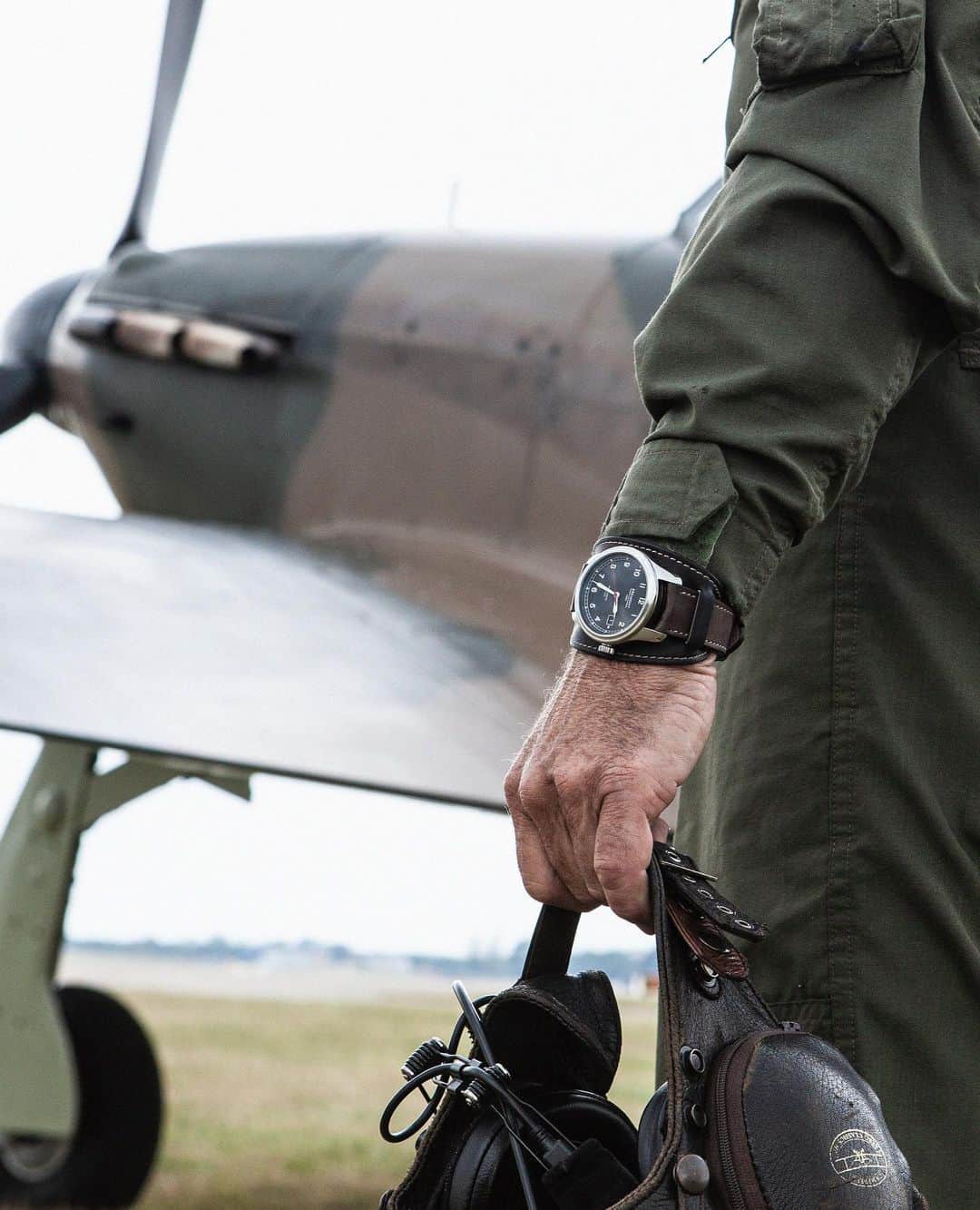 ブレモンさんのインスタグラム写真 - (ブレモンInstagram)「Aviation & Military.⁠⠀ ⁠⠀ A pillar of Bremont's DNA.⁠⠀ ⁠⠀ Bremont Ambassador, John Romain, breathes the 'Tested Beyond Endurance' mentality into the @aircraftrestorationcompany , restoring aircraft like this Hawker Hurricane and Supermarine Spitfire. Last year we released the Battle of Britain Collection, featuring watches that took design cues from these WW2 aircraft.⁠⠀ ⁠⠀ 📷@aerialcollectiveduxford @georgelewisromain⁠⠀⁠⠀ ⁠⠀⁠⠀ #bremont #bremontwatches #battleofbritain #aircraft #military #militarywatch #pilotwatch #pilot #raf #britishengineering #britishmade #aviationphotography #supermarine #ww2 #avgeek #warbirds #aviationgeek #spitfire #aviation #military」2月22日 1時18分 - bremontwatches