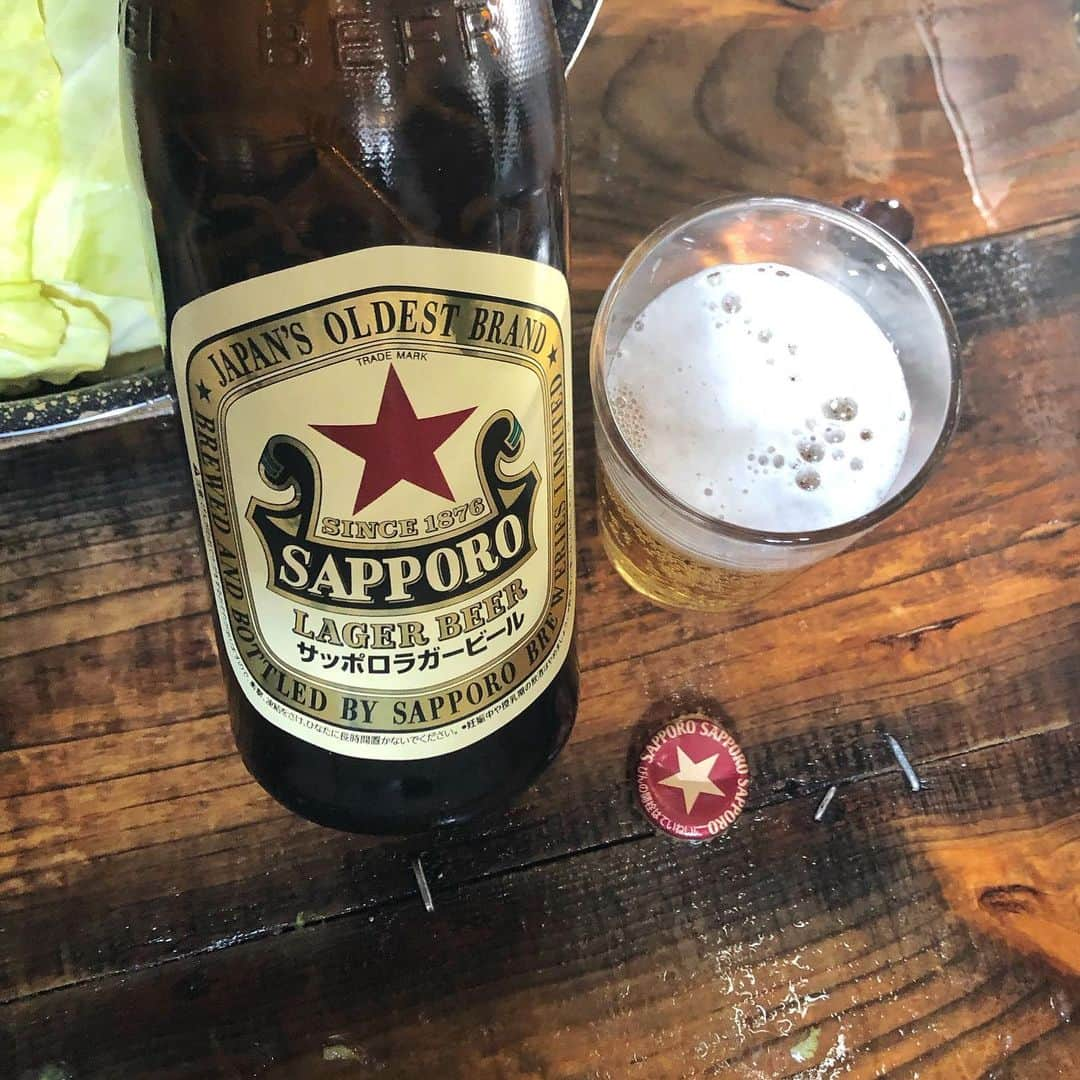 直樹 加藤のインスタグラム：「.. 餃子を仕込みながらのビール。  サッポロの赤星と、キリンのクラ☆ラガです。  このビールの共通点は「生ビールじゃない」ところです。  フィルターの性能が著しく向上した現在では、ビール酵母をフィルターで漉し取って異常な発酵を抑えて、商品として安定させています。  サッポロラガーとクラッシックラガーは、ビール酵母の活動を熱処理によって止めて品質を安定させています。  何が、具体的に違うか？→ビールの中にビール酵母の残骸が有るか無いかです。  ビール酵母の残骸が味わいの深みを与えています。  ゴクゴクと喉で飲むイメージじゃなく、食事と合わせて、舌で楽しむ感覚でしょうか。  オッサンには、ゆっくりダラダラ呑む方が合ってます。  餃子ともぴったりだったなぁ。  #大文字屋加藤酒店 #西七条 #梅小路 #ビール #赤星 #サッポロラガー #キリン #キリンビール #クラッシックラガー」