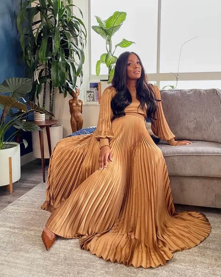 エーエルシーのインスタグラム：「Grammy nominated artist @mickeyguyton glows in our Leah II dress.」