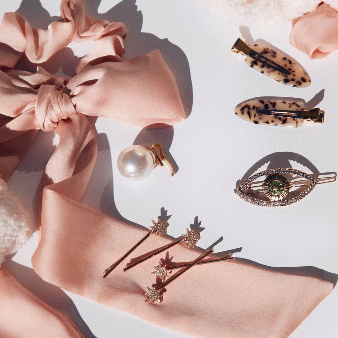 Target Styleのインスタグラム：「All the accESSories and color conditioners! 💖 The latest drop by @kristin_ess includes a collection of oversized scrunchies, stunning clips, and innovative conditioners if you're looking to add or refresh color.」