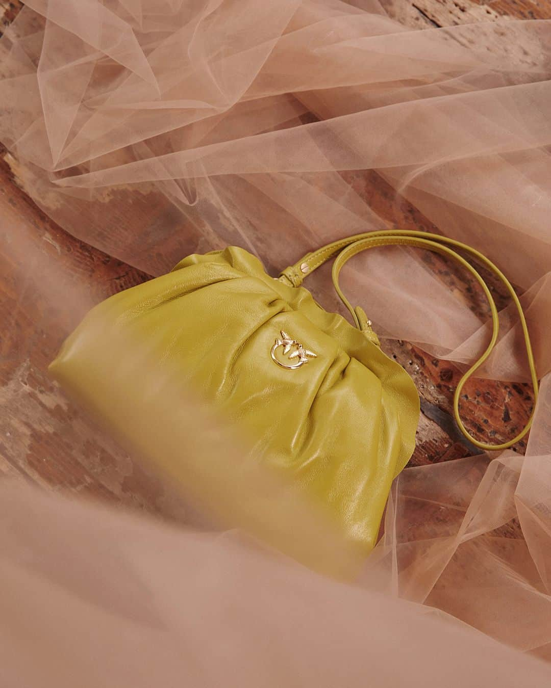 PINKOさんのインスタグラム写真 - (PINKOInstagram)「Mellow yellow mood for the bag to hold all of your daily essentials: double tap to love the #LoveBag Clutch! #PINKO #SS21 #PINKOLove」2月22日 1時30分 - pinkoofficial