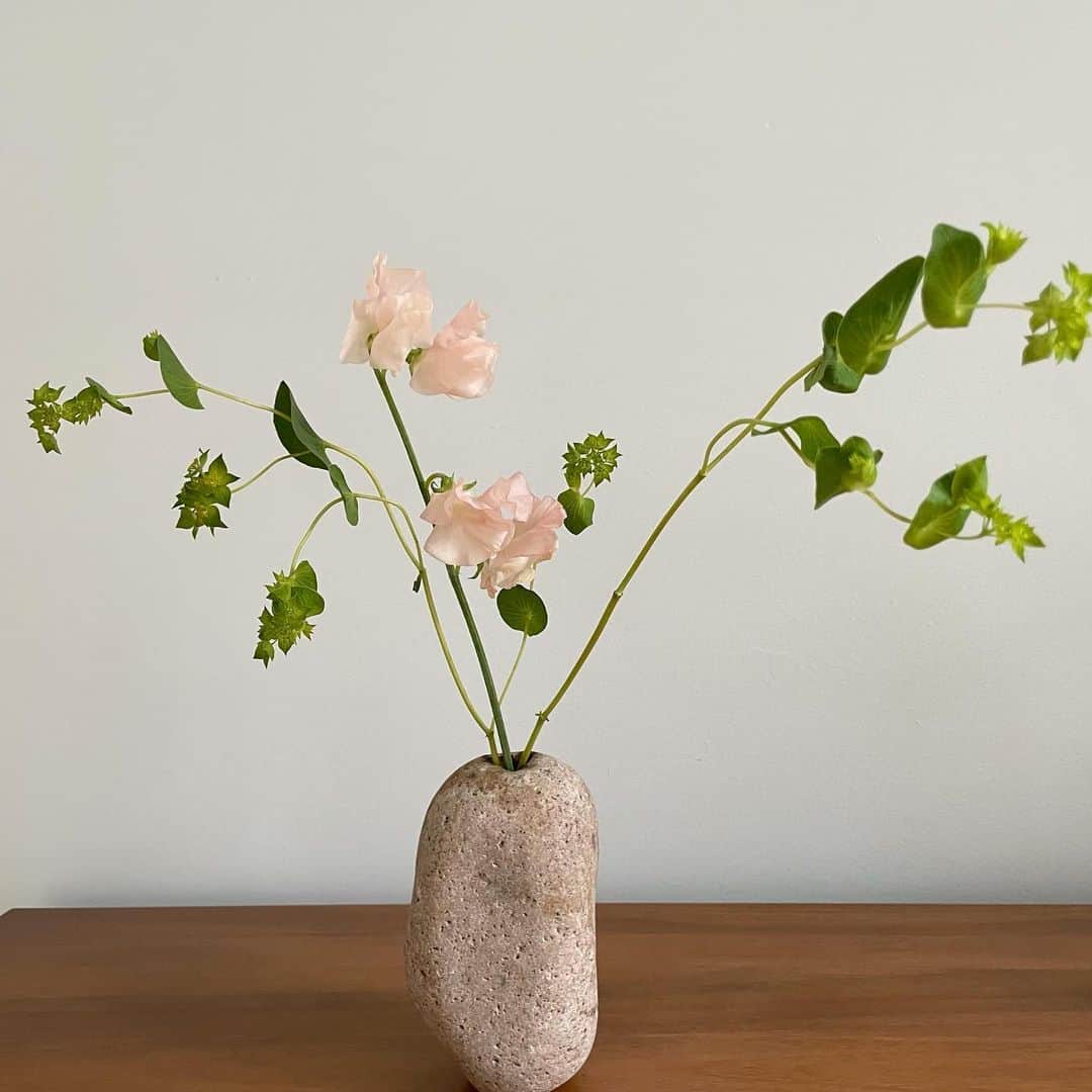 大塚良子さんのインスタグラム写真 - (大塚良子Instagram)「Callicoonのアンティークショップで買った 石のキャンドルスタンド、花器として愛用 すごい重いけど… #flowers #flowerslovers  #happyweekend #weekendtime #Callicoon #ny #nyc #life」2月22日 1時30分 - ryokokonami