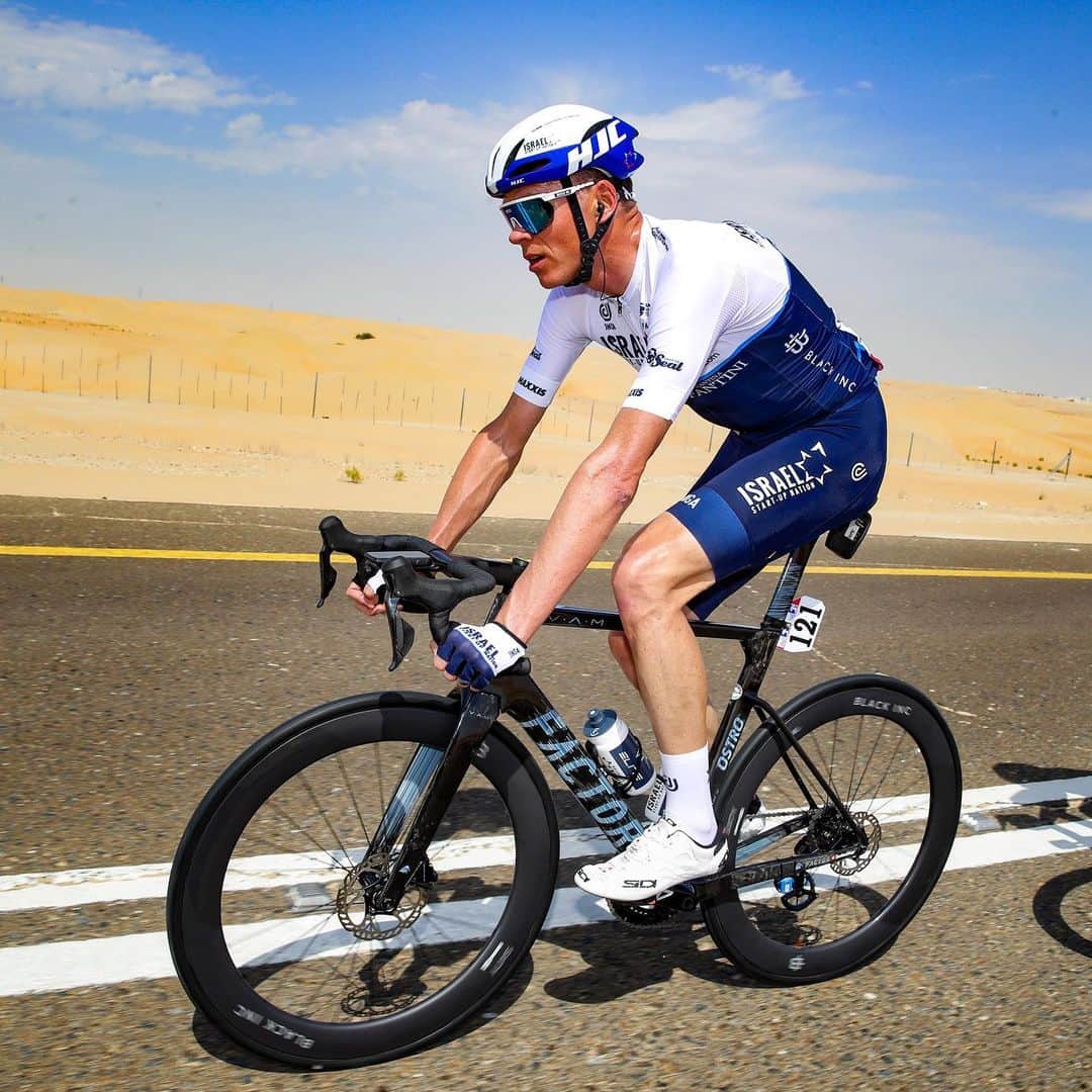 クリス・フルームのインスタグラム：「Nothing like a windy day in the desert to blow out those cobwebs 🕸😅 #uaetour 🇦🇪   📸 @bettiniphoto」