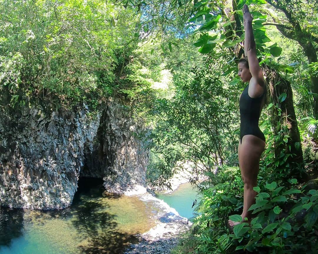 ローラ・マリノさんのインスタグラム写真 - (ローラ・マリノInstagram)「✨PLONGER DANS LA JUNGLE✨⠀⠀⠀⠀⠀⠀⠀⠀⠀ C'est l'impression que j'ai à chaque fois que je plonge au Bassin La Paix. On peut y sauter la grande cascade mais pas que. Quand le soleil est juste au-dessus des bassins et que ses rayons éclairent jusqu'au fond ça fait un dégradé de bleus/verts uniques. Plonger la dedans c'est juste... WAHOU 😱😍⠀⠀⠀⠀⠀⠀⠀⠀⠀ .⠀⠀⠀⠀⠀⠀⠀⠀⠀ Pour la petite anecdote, c’est grâce à ces rayons de soleils que j’ai pu récupérer ma GoPro qui m’a glissé des mains - sans flotteur sinon c’est pas drôle ! - pour aller direct au fond de l’eau !⠀⠀⠀⠀⠀⠀⠀⠀⠀ . ⠀⠀⠀⠀⠀⠀⠀⠀⠀ Par contre ça reste un bassin dangereux et imprévisible : ne sautez jamais seuls et surveillez les niveaux d'eau, ils peuvent changer très vite !⠀⠀⠀⠀⠀⠀⠀⠀⠀ .⠀⠀⠀⠀⠀⠀⠀⠀⠀ #diving #highdiving #cliffdiving #cliffjumping #freediving #freejumping #accrobaticskills #womenathletes #plongeon #redbullcliffdiving #dive #plonger #athlete #sport #outdoorsport #outdoorfun #extreme #ridingzone #reunion #ileintense #iledelareunion #reunionisland #reuniontourisme #traveladdicts #974」2月22日 1時30分 - _lauramarino