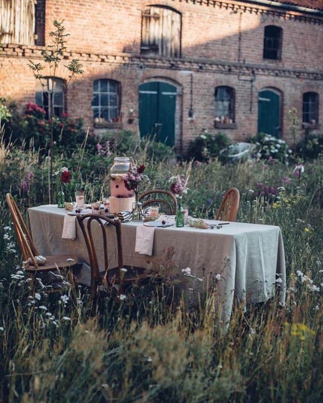 メドモアゼルのインスタグラム：「The calm after a relaxing Sunday lunch in fresh air   Mesdemoisellesparis.com #mesdemoisellesparis」