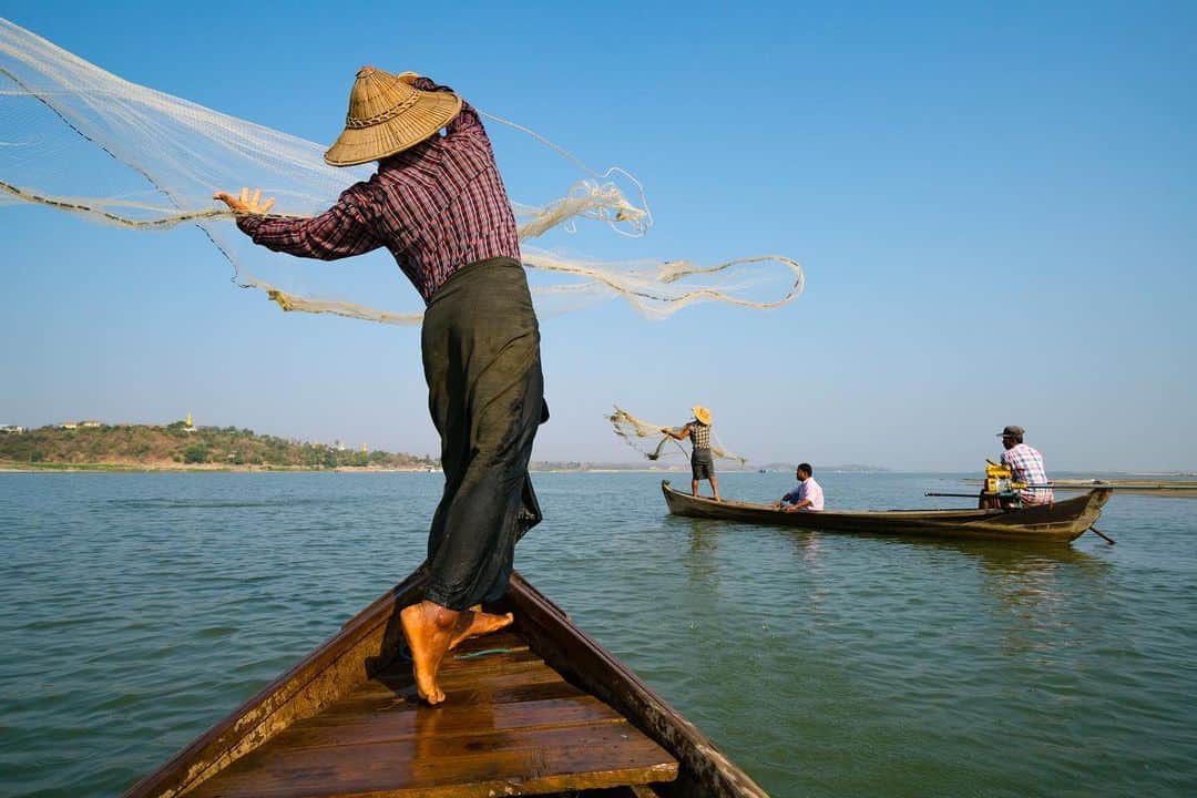 のインスタグラム：「Thinking about the tragedy taking place in Myanmar and concerned for the well being of friends as the internet has now been blocked out by the military. Despite the chaos and the uncertain future of free elections and civilian rule, nets still need emptying, boats unloaded and families fed. The backbone of the country lies in the character of the Myanmar people, who are hardworking, diligent and resourceful. Here are a few frames from a story for the Nature Conservancy on the Irrawaddy River, the life stream of Myanmar. The world has condemned the coup but what comes next? @nature_org #myanmar #irrawaddy #irrawaddyriver」