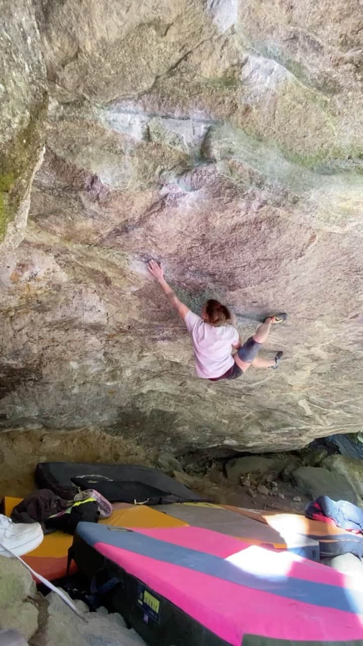 カロリーネ・ジンフーバーのインスタグラム：「bouldering season is on 🔥 + starting the day with a @verivalbio breakfast 🤩🤤 @scarpa_at @organicclimbing @frictionlabs @natureclimbing @belmezattitude @sosolid_official」