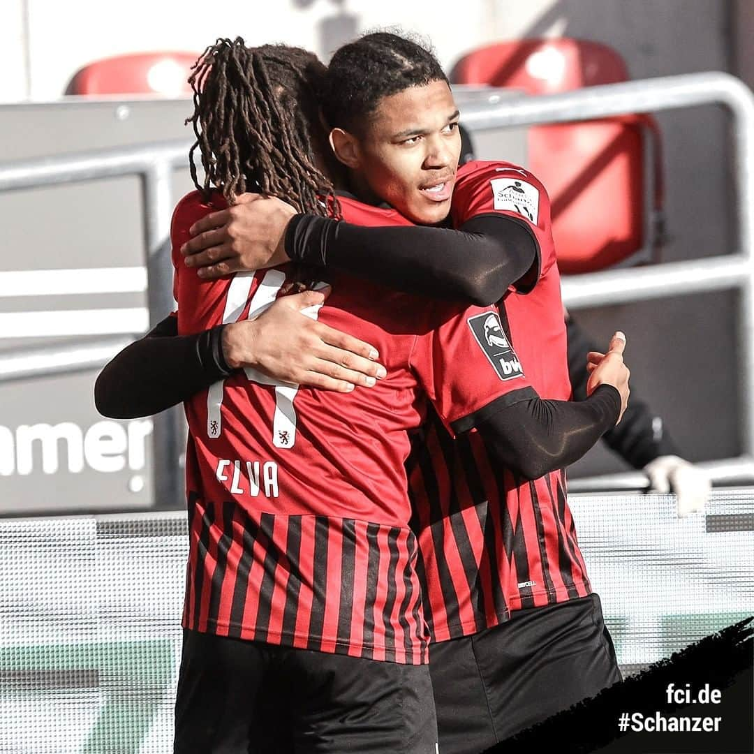 FCインゴルシュタット04さんのインスタグラム写真 - (FCインゴルシュタット04Instagram)「➕3️⃣‼️🖤❤️ Bilder 👆 & Stimmen👇 zum #Schanzer Heimsieg📸🎙 "Das ist der Traum jedes kleinen Jungen, reinzukommen & mit einem Joker-Tor dem Team zum Sieg zu verhelfen!" - @mrbutler09  ___ "Wir haben viele, gute Leute auf der Bank, die heiß sind und nochmal viel Potenzial ins Spiel bringen. Beim Tor hat Justin gut auf mich verlängert, mein Erstkontakt war nicht optimal, der Verteidiger blieb aber glücklicherweise weg. Ich konnte also dribbeln und hörte Justin dann rufen, spielte den Ball zu ihm rüber. Er ist ein guter Junge, ich gönne ihm dieses super Tor von ganzem Herzen. Er muss weiter hart arbeiten und wird wieder seine Chance bekommen." - @caniggia.14 ___ Was @rico_preissinger und die beiden Trainer bei der Pressekonferenz direkt nach dem Spiel sagten, erfahrt ihr auf fci.de oder in unserem IGTV-Bereich 👀🎥 Schaut mal rein! Bilder: @stefanboesl / @kbummde 🙏 . . #schanzerdassindwir #Schanzerfürimmer #Ingolstadt #FCI #FCIngolstadt #3Liga #zeigtsuns #fu3ball #soccer #fussball #football #futbol #immerweiter #zamhoidn #Team #heimspiel #Stadion #Dahoam #AudiSportpark #Lautern #RoteTeufel #Kaiserslautern #1fckaiserslautern #FCIFCK #einfachkriegstduwoanders #Heimsieg #DREIER #UnsereSchanz #SchanzerFestung」2月22日 1時47分 - dieschanzer