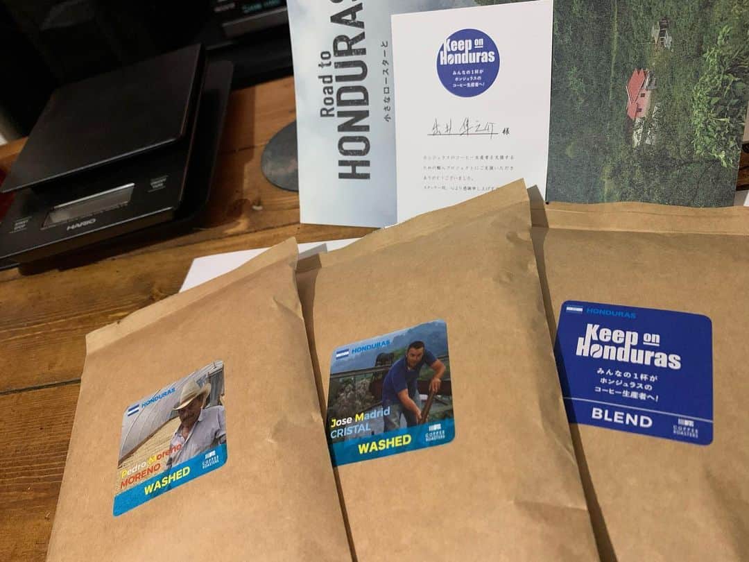 出井隼之介（ヤーレンズ）のインスタグラム：「#27coffeeroasters  のクラウドファンディング「 Keep on Honduras ホンジュラスのコーヒー生産者を支援するための輸入プロジェクト 」のリターン品で頂いたコーヒー。飲むのが楽しみ。」