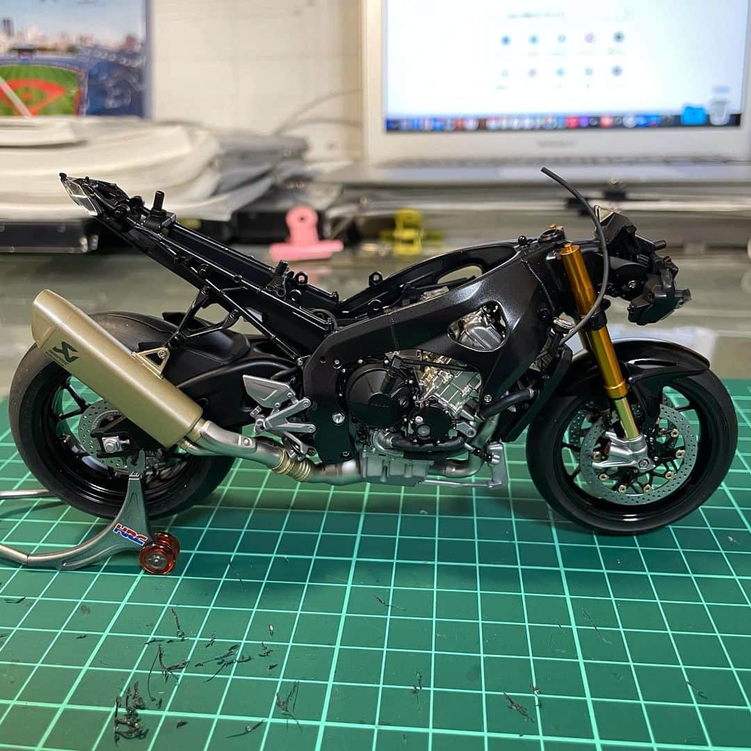 小森高博のインスタグラム：「作りかけ放置のCBR1000RR-Rをだいぶ進めたよ。  #TAMIYA」