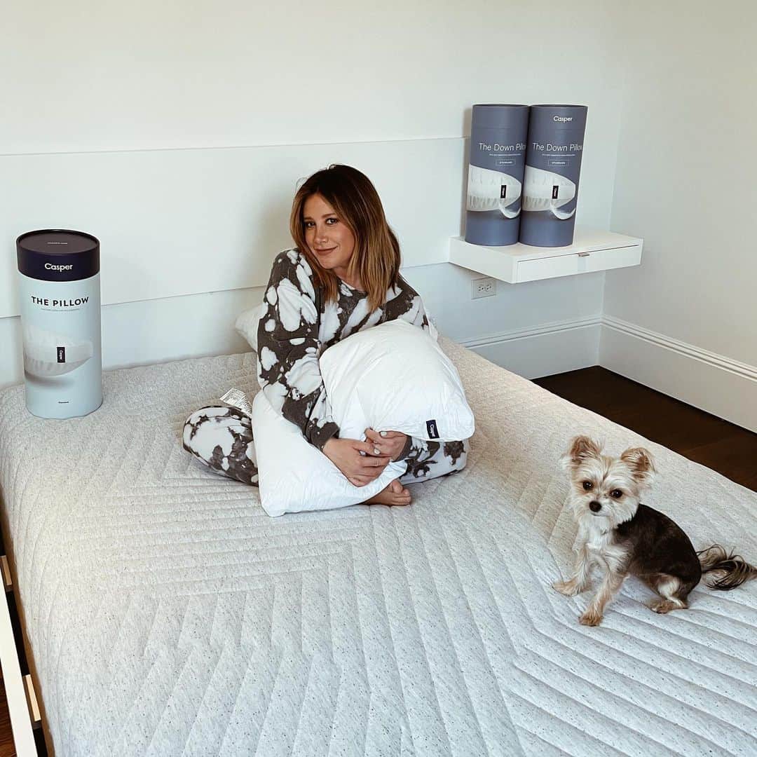 アシュレイ・ティスデイルのインスタグラム：「Getting a guest bedroom ready is always a huge priority for me because I want our guest to feel comfortable when visiting. Obviously right now we aren’t having any guests but when the time comes I’m so glad we have a @casper mattress. It’s SO comfortable even Ziggy loves it! Can’t wait to dress this room up 😊」