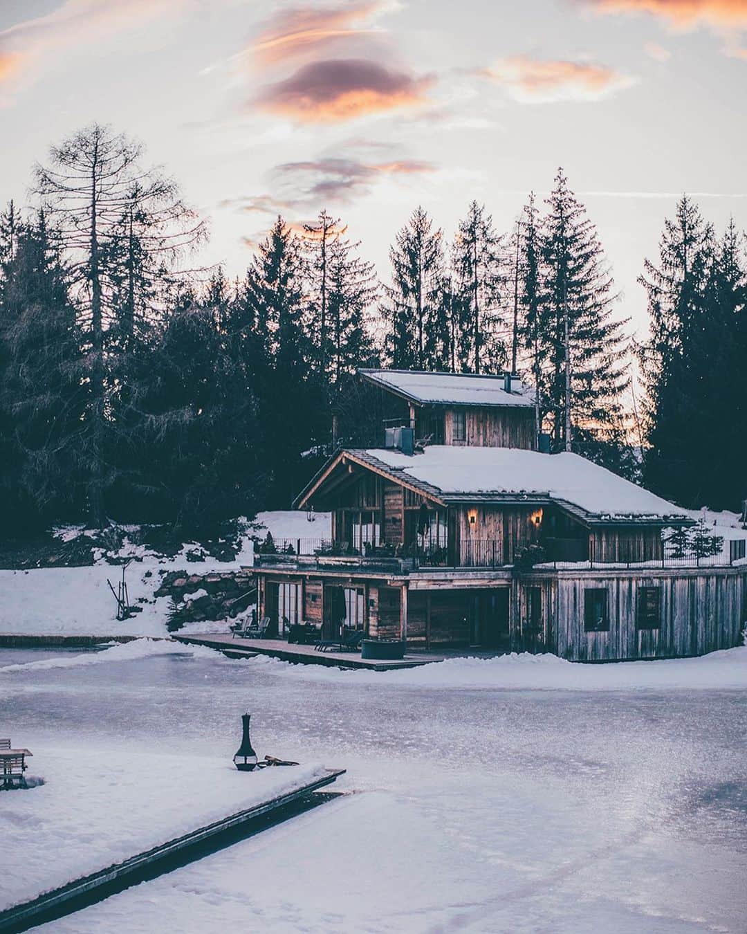 Our Food Storiesのインスタグラム：「One of the most magical places  @sanluislodges❣️✨Can‘t wait to return one day. Happy Sunday guys! #ourfoodstories ____ #southtyrol #winterwonderland #visitsouthtyrol #cabininthewoods #cabinliving #cabinstyle #momentslikethese #fellowmag #simplejoys #wintertimes #chasinglight」