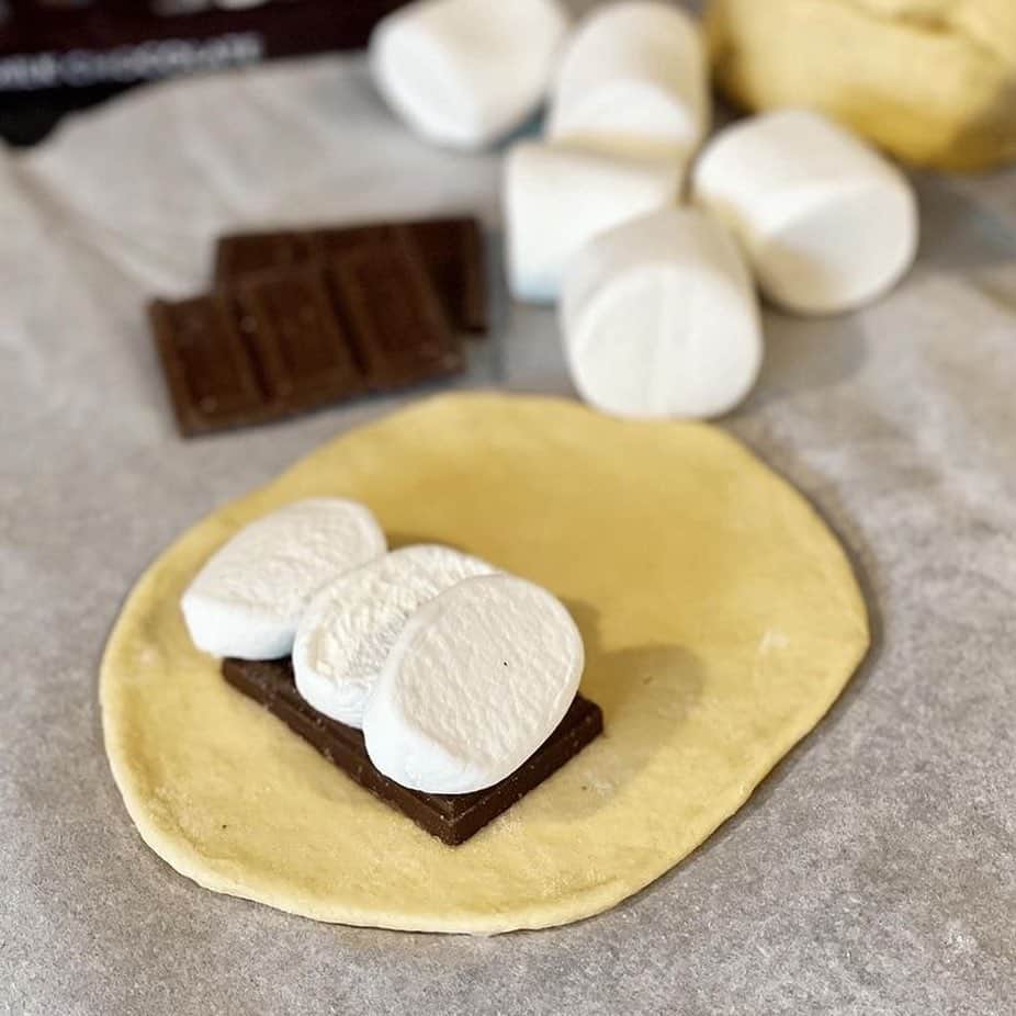 Flavorgod Seasoningsさんのインスタグラム写真 - (Flavorgod SeasoningsInstagram)「Mini s’mores calzones kinda day ❄️ This is a great one to have the kids help with, too!⁠⁠ -⁠⁠ By customer @airfryeraddicts using our Flavor God Chocolate Donut Topper⁠⁠ -⁠⁠ KETO friendly flavors available here ⬇️⁠⁠ Click link in the bio -> @flavorgod⁠⁠ www.flavorgod.com⁠⁠ -⁠⁠ What you need:⁠⁠ - Pillsbury grands biscuits⁠⁠ - 2 Hershey chocolate bars (3 if you have a sneaky child that steals chocolate, like mine).⁠⁠ - Marshmallows (minis would work great, but I ended up cutting a large marshmallow into thirds).⁠⁠ ⁠⁠ Directions:⁠⁠ 1. Flatten out each of the grands biscuits, rolling pin helps.⁠⁠ 2. Place 3 pieces of chocolate and the marshmallows on one side and fold over, pinching the edges together. I used a fork around the edges to really seal them.⁠⁠ 3. Place them in the air fryer and give them a super light spray of olive oil.⁠⁠ 4. Air fry on 375°F for 3 minutes. Flip and cook for an additional 2 minutes.⁠⁠ ⁠⁠ We used @flavorgod Chocolate Donut topper 👏🏻 The seasoning was a great addition to our s’more 😋 Trying it in my coffee tomorrow ☕️⁠⁠ It is:⁠⁠ ✅dairy free⁠⁠ ✅gluten free⁠⁠ ✅low sodium⁠⁠ ✅kosher⁠⁠ ⁠⁠ Enjoy ❄️ Regina⁠⁠ -⁠⁠ Flavor God Seasonings are:⁠⁠ 💥ZERO CALORIES PER SERVING⁠⁠ 🔥0 SUGAR PER SERVING ⁠⁠ 💥GLUTEN FREE⁠⁠ 🔥KETO FRIENDLY⁠⁠ 💥PALEO FRIENDLY⁠⁠ -⁠⁠ #food #foodie #flavorgod #seasonings #glutenfree #mealprep #seasonings #breakfast #lunch #dinner #yummy #delicious #foodporn」2月22日 1時54分 - flavorgod