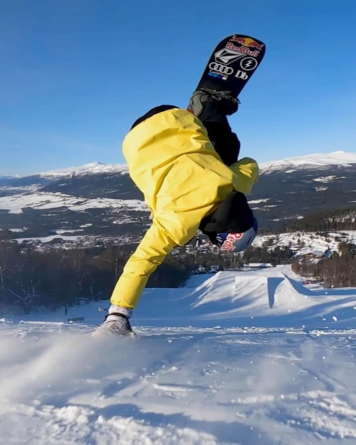 マルクス・クリーブランドのインスタグラム：「New edit out now! Fun couple days of filming with @petterulsletten! Link in bio❤️ music: @zachzoya - Le Cap | #snowboarding」