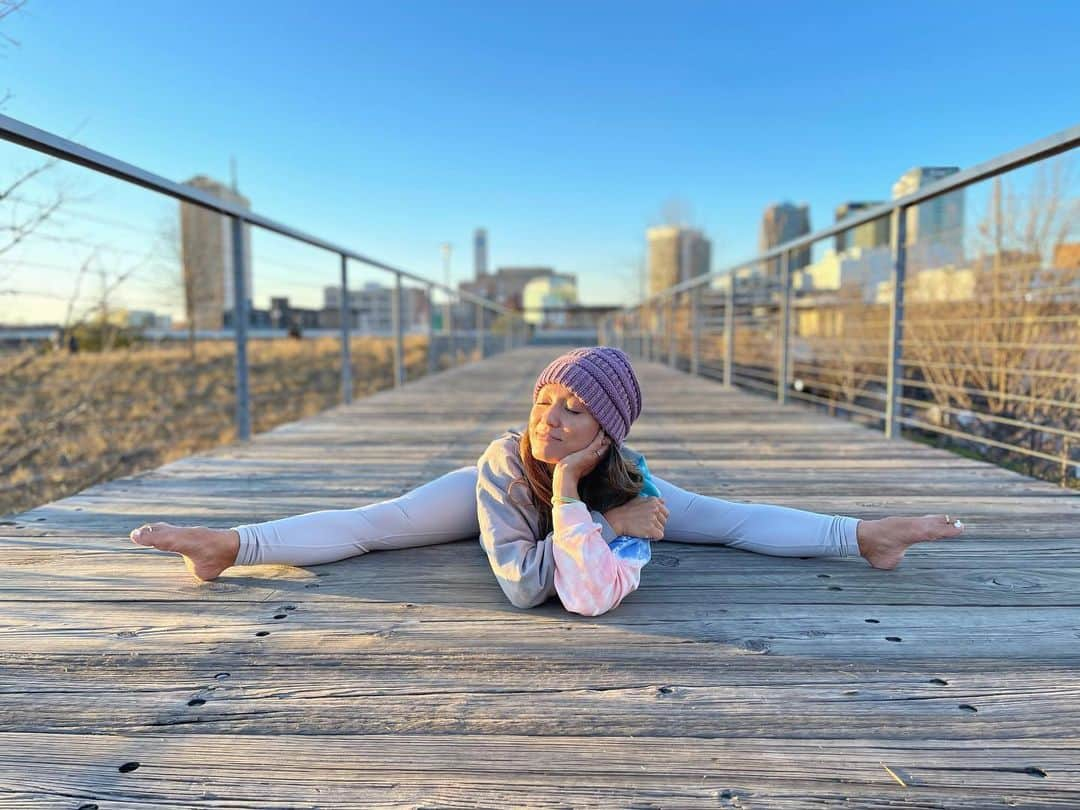 キノ・マクレガ―のインスタグラム：「Enjoying the sunset and feeling that spring is soon in the air.  Blessing and love from Birmingham. _ Practice with me— Yoga Drills Wednesday at 1pm EST on @omstarsofficial   Guided Full Primary online with @miamilifecenter February 27 at 9am est   Ashtanga Yoga Deconstructed Immersion March 1-5 on @omstarsofficial  _ In-person Mysore week @miamilifecenter March 22-26. A few spots left. _ Photo @lacieyoga  #yoga #yogi #alabhama #birmingham #happy #peace #love #spiritual #spring #1111  💕」