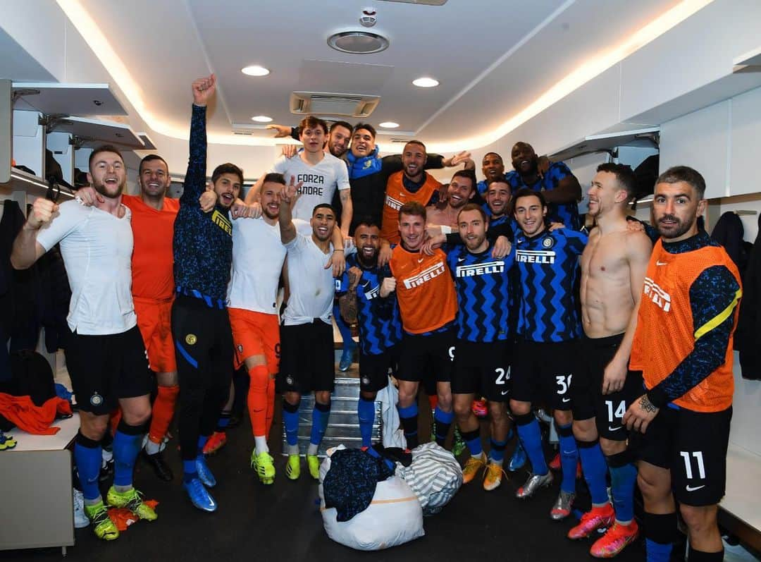 ステファン・デ・フライのインスタグラム：「Grandi ragazzi, grande vittoria! Il Derby è nostro ⚫️🔵   Well done guys, great victory! The Derby is ours ⚫️🔵」