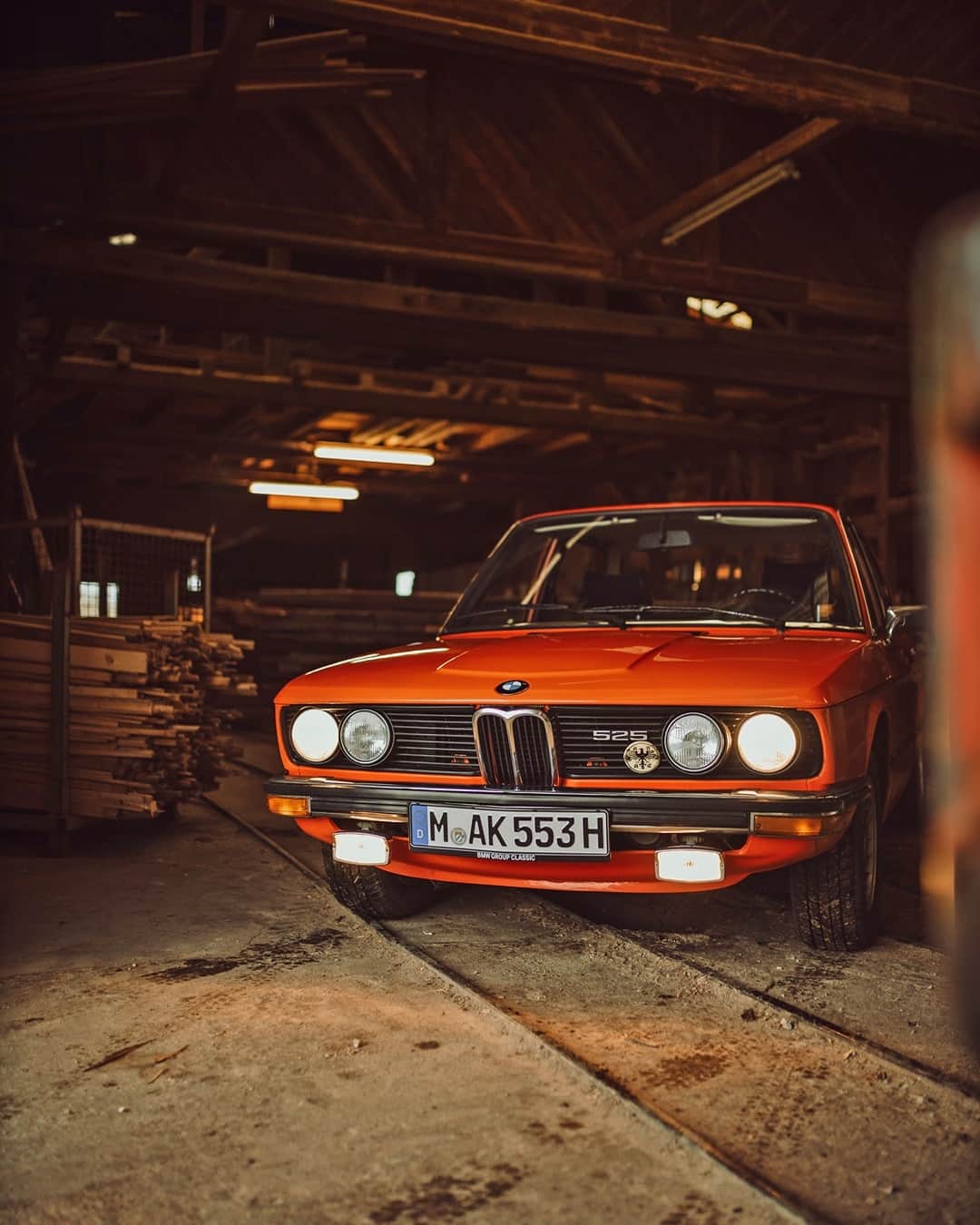 BMWのインスタグラム：「A little rest between sets. The first generation of the BMW 5 Series. #BMW #5Series #BMWClassic @bmwjogge @bmwclassic」