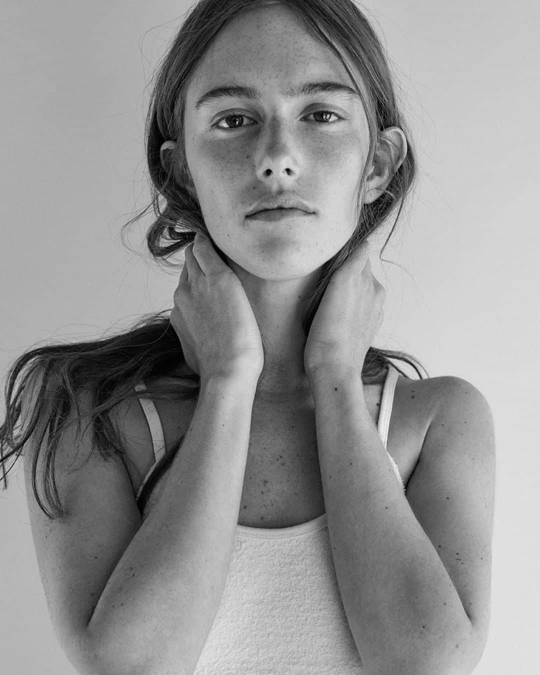 アメリカンビンテージのインスタグラム：「🇺🇸 We really want to tell you about the cotton that we developed for our BOBYPARK line, which you can see in this top that Léna is wearing. It's an ultra-textured and rather heavyweight organic cotton. Reassuring and dynamic, the shorn bouclette wool effect gives it a vintage touch. And the inside is super soft. Now you know! __ 🇫🇷 Là, on a très envie de vous parler du coton que nous avons développé sur notre ligne BOBYPARK, dont le top que porte Léna, sur cette photo, fait partie. Il s'agit d'un coton organique, très en relief, plutôt épais. On l'a voulu rassurant et tonique, avec cet effet de laine bouclette rasée qui lui donne une allure vintage. L'intérieur est extrêmement doux. Voilà, maintenant vous savez tout. . #womenswear #americanvintage #SS21」