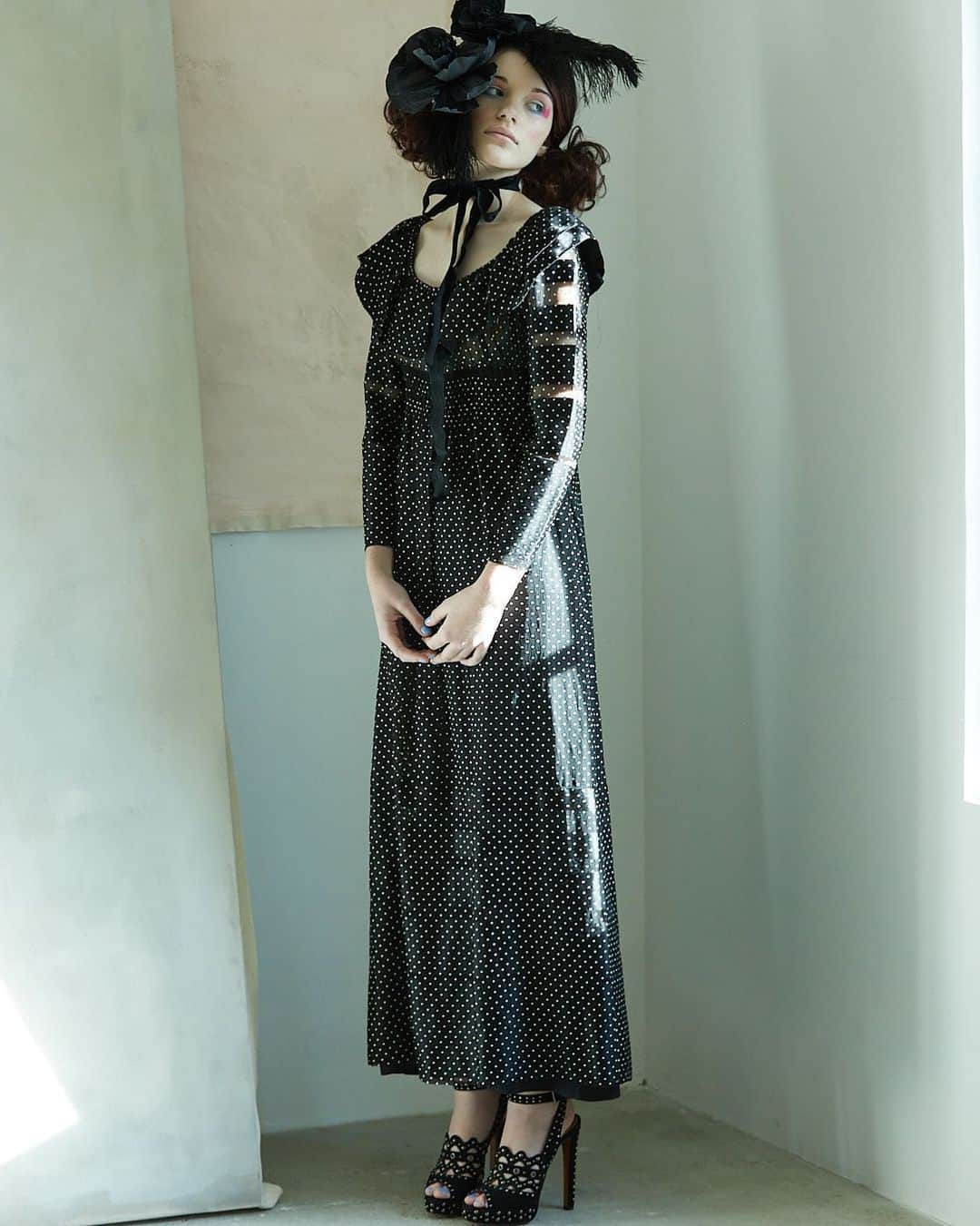 ジル・スチュアートのインスタグラム：「🖤🖤🖤@midnightdollsvintage  #jillstuartbeauty #jillstuartbeautyus #vintage #designinspiration」