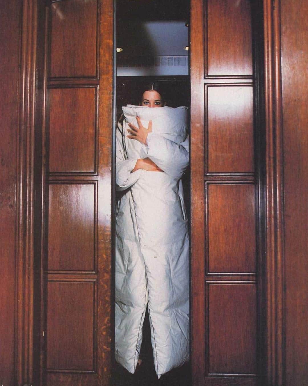 i-Dさんのインスタグラム写真 - (i-DInstagram)「Sunday feels... 😴⁠ ⁠  [The Elevator Issue, no.191, 1999]⁠ .⁠ .⁠ .⁠ Photography @davidslijper⁠ Styling Rebecca Owen⁠ #maisonmargiela #DuvetDay」2月22日 2時02分 - i_d