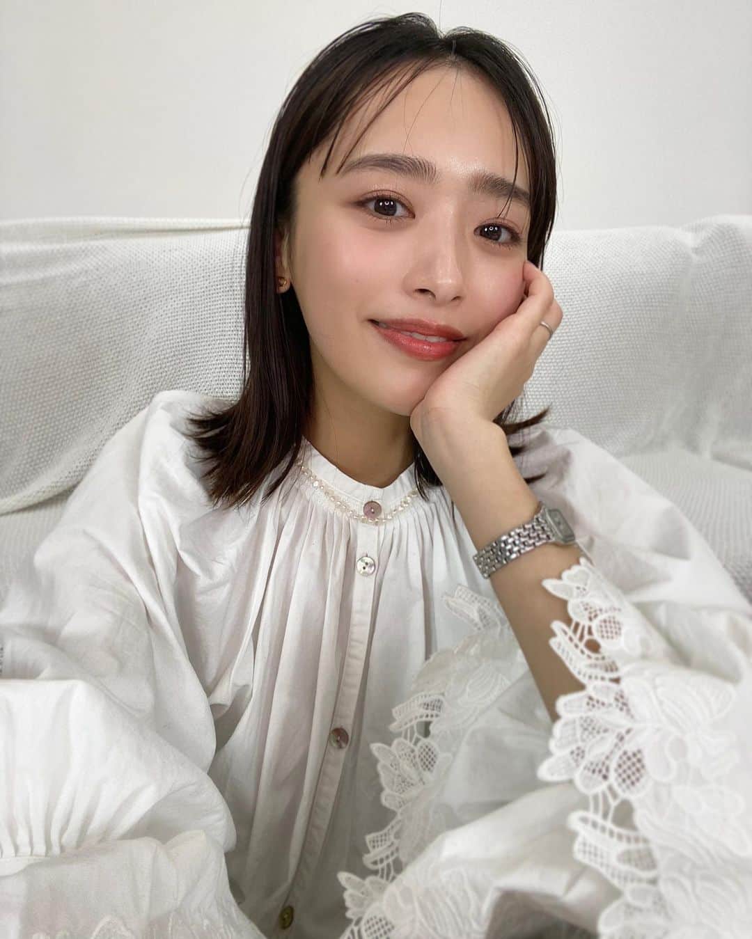 近藤千尋のインスタグラム：「今日はツヤっと春メイクに♥️🌸 撮影お疲れ様でした📸 アイシャドウとチークトリップも ピンクで合わせて…🐷 撮影の後はYouTubeも撮りました♥️  ルームツアー更新されたので 是非チェックしてください💁‍♀️♥️」