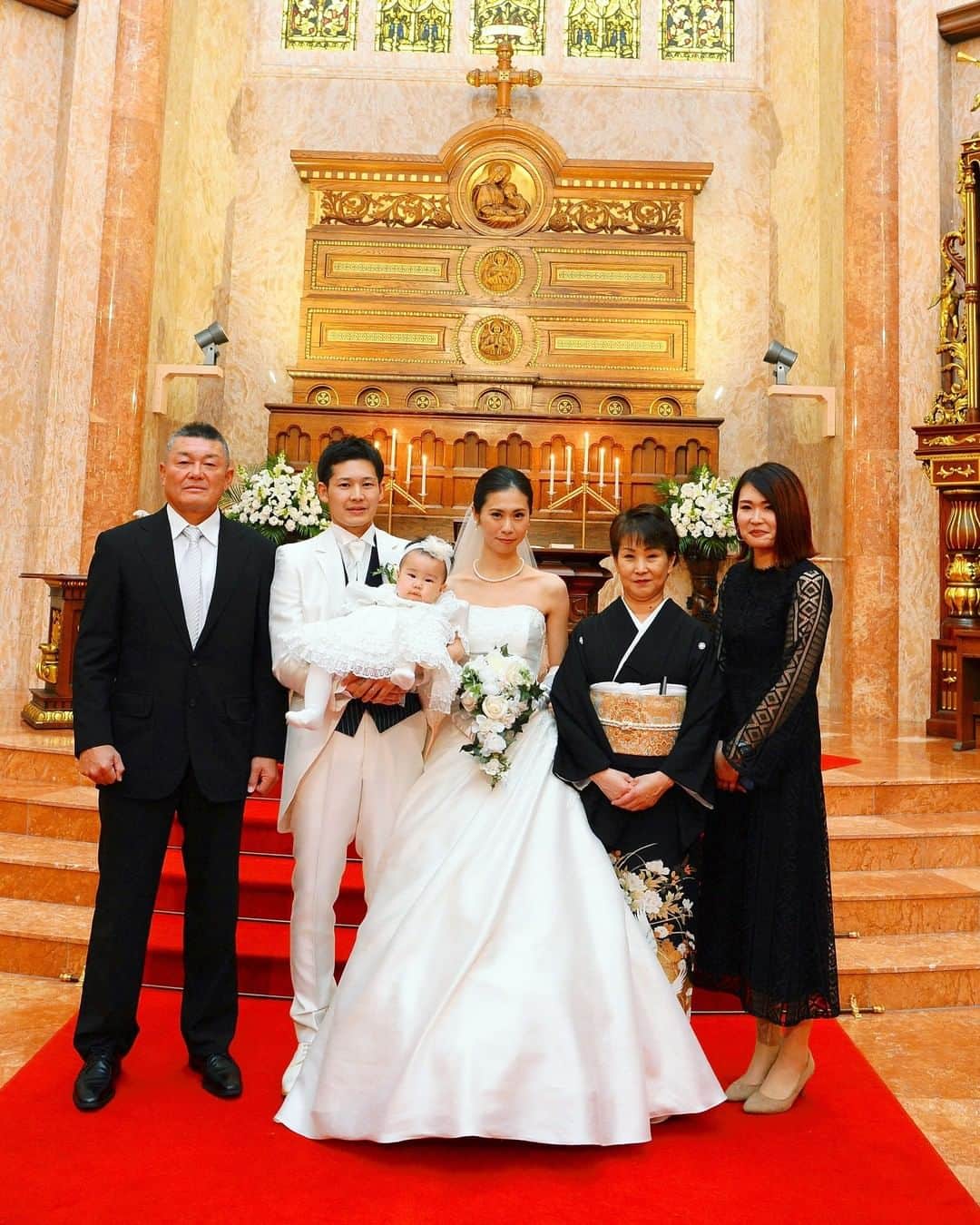 のインスタグラム：「@marieecarillon . 大切なお子さまも一緒にお写真を残しませんか？ ご家族全員が心に残る1日をサポート致します◎ 家族写真のご相談もお待ちしております♡ . ▼ブライダルフェアは インスタのTOPからご予約が出来ます⚐ ＞＞＞ @marieecarillon . マリエカリヨン名古屋では、 お客様の安心安全を考慮して、 業界のガイドラインに沿って、 感染症対策を行ったうえで、 営業を行っております。 オンラインでのご相談も受け付けておりますので、 お気軽にお問合せ下さい。 . ------------------ . @marieecarillonをフォローして #マリエカリヨン #マリエカリヨン名古屋 のハッシュタグをつけて お写真を投稿してみてくださいね✳︎ . こちらの公式IG（@marieecarillon） で取り上げさせていただきます♡ . #式場見学 #プレ花嫁 #結婚式場 #名古屋結婚式 #結婚式  #ウェディングドレス #カラードレス #挙式　#挙式レポ #結婚式レポ #チャペル #大聖堂 #卒花嫁 #式場迷子 #披露宴 #結婚式準備 #日本中の花嫁さんと繋がりたい #東海プレ花嫁 #名古屋花嫁 #プレ花嫁準備 #入籍 #前撮り #後撮り #結婚準備 #ドレス迷子 #ブライダルフェア #フォトウェディング #ウエディングフォト」