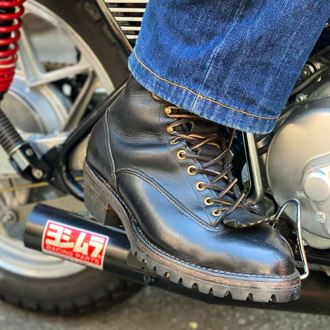 ウェスコさんのインスタグラム写真 - (ウェスコInstagram)「My WESCO! "Packer"(Lace To Toe)  【ゴートスキンでのオーダーが可能になりました！】 2016年のジャパンリミテッドモデルで採用していたゴートスキン（ブラック）が日本限定レザーとして通常のカスタムオーダーでも選択出来る様になりました！ 尚、ゴートスキンはなくなり次第終了となります。レザーの厚みは十分に持たせていますが、特性上、使用できる部位に制限があり、一部使用出来ないモデルもあります。詳しくはWESCO JAPAN各店または全国のWESCO正規代理店までお気軽にお問い合わせください。  【バイソンレザーキーホルダープレゼントキャンペーン】 WESCO大阪、WESCO恵比寿、WESCO世田谷及びオンラインショップにてブーツをご購入またはご注文頂いた方に、バイソンレザーで製作したウエスコオリジナルキーホルダーをプレゼントしています！(数量限定、先着順)  #mywesco #wesco #packer #boots #workboots #westcoastshoecompany #scapoose #oregon #usa #motorcycle #wescojapan #wescoosaka #wescoebisu #wescosetagaya #wescokanazawa」2月21日 17時05分 - wesco_japan