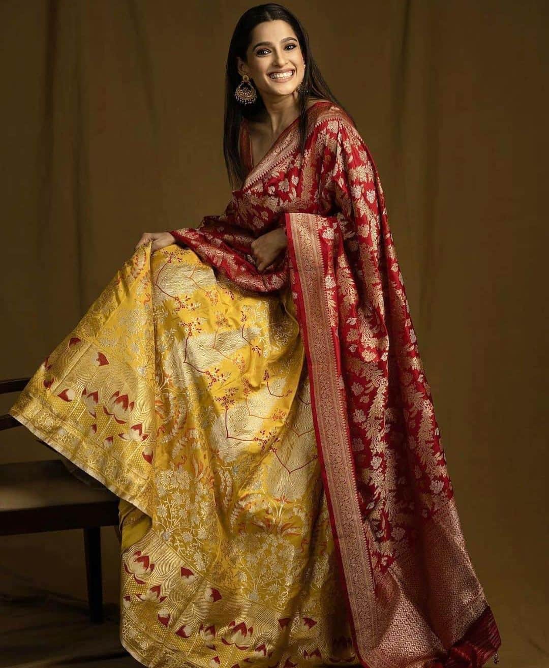 Indianstreetfashionのインスタグラム：「For the love of banarsi .. forever smitten ♥️ @priyabapat giving us some traditional styling goals 😍 #indianstreetfashion @indianstreetfashion #indianwedding #weddings #weddingsupplier #wedding #weddingsofinstagram #instawedding  #bridesofindia #bridesofinstagram #indianbridaloutfit #bridaloutfit #weddinglook  #bridestyle #weddingtrend #jewellery #weddinginspo #weddingplanner #weddingblogger #destinationwedding #weddingchoreography #couture #weddingjewellery #weddingshopping #weddingseason」