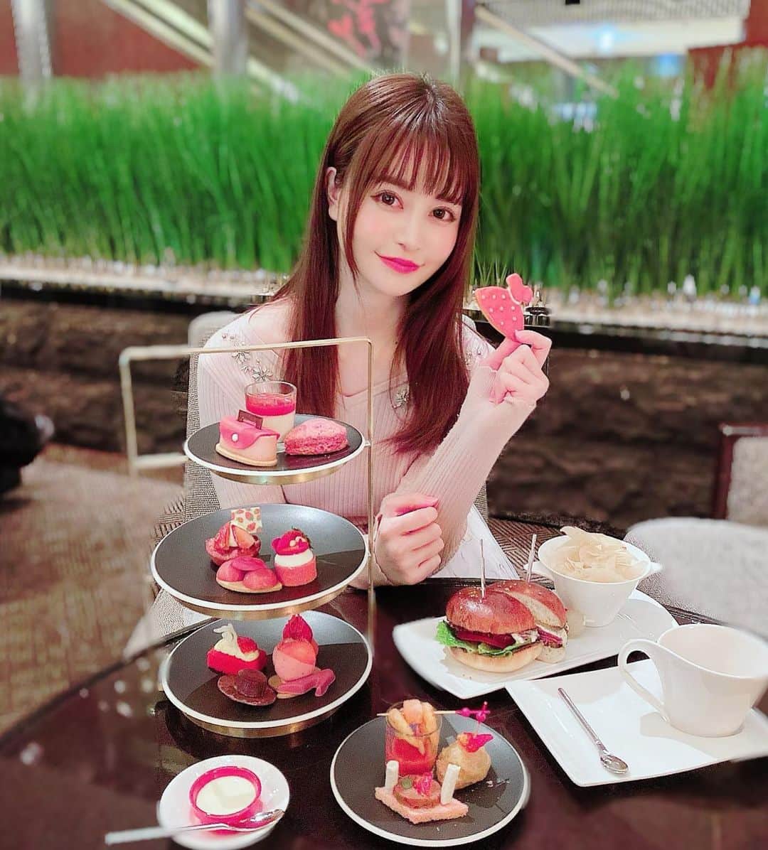のインスタグラム：「afternoon tea♡🍓 . .  いちごのふくよかな風味をぎゅっと詰め込んだストロベリースイーツ12種とセイボリー3種を、23種のドリンクと共にお愉しみいただけるアフタヌーンティーセット🫖 ドレスやハイヒールなどのファッションアイテムを象ったキュートなストロベリースイーツ達🍓♡ . . . 食べものじゃないくらい可愛いかった👗🍓 量も可愛いかったのでハンバーガーも🍔♡笑 . #afternoontea #teatime  #strawberry #anaintercontinentaltokyo  #イチゴスイーツ #アフターヌーンティー #インターコンチネンタル東京ベイ #レッセパッセ #ワンピース #ピンクコーデ」