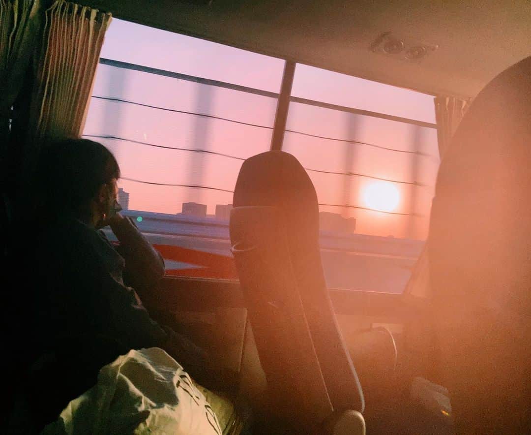 松田珠希のインスタグラム：「久しぶりにロケバスに乗れて嬉しかったな。朝日も夕日も海も見れた。 #ロケバス　#夕日　#tokyo」